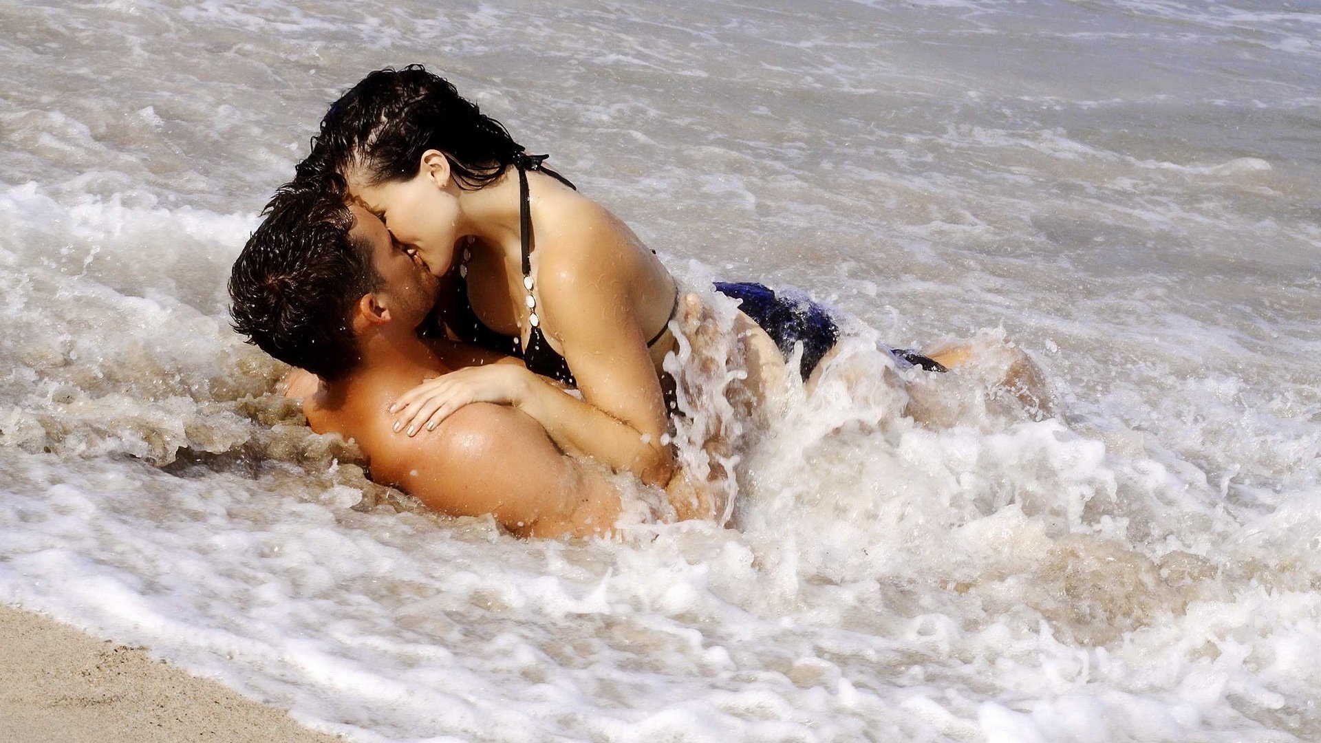 Райский уголок - брюнетка целуется и трахается с любовником на берегу океана где-то в дорогой вилле