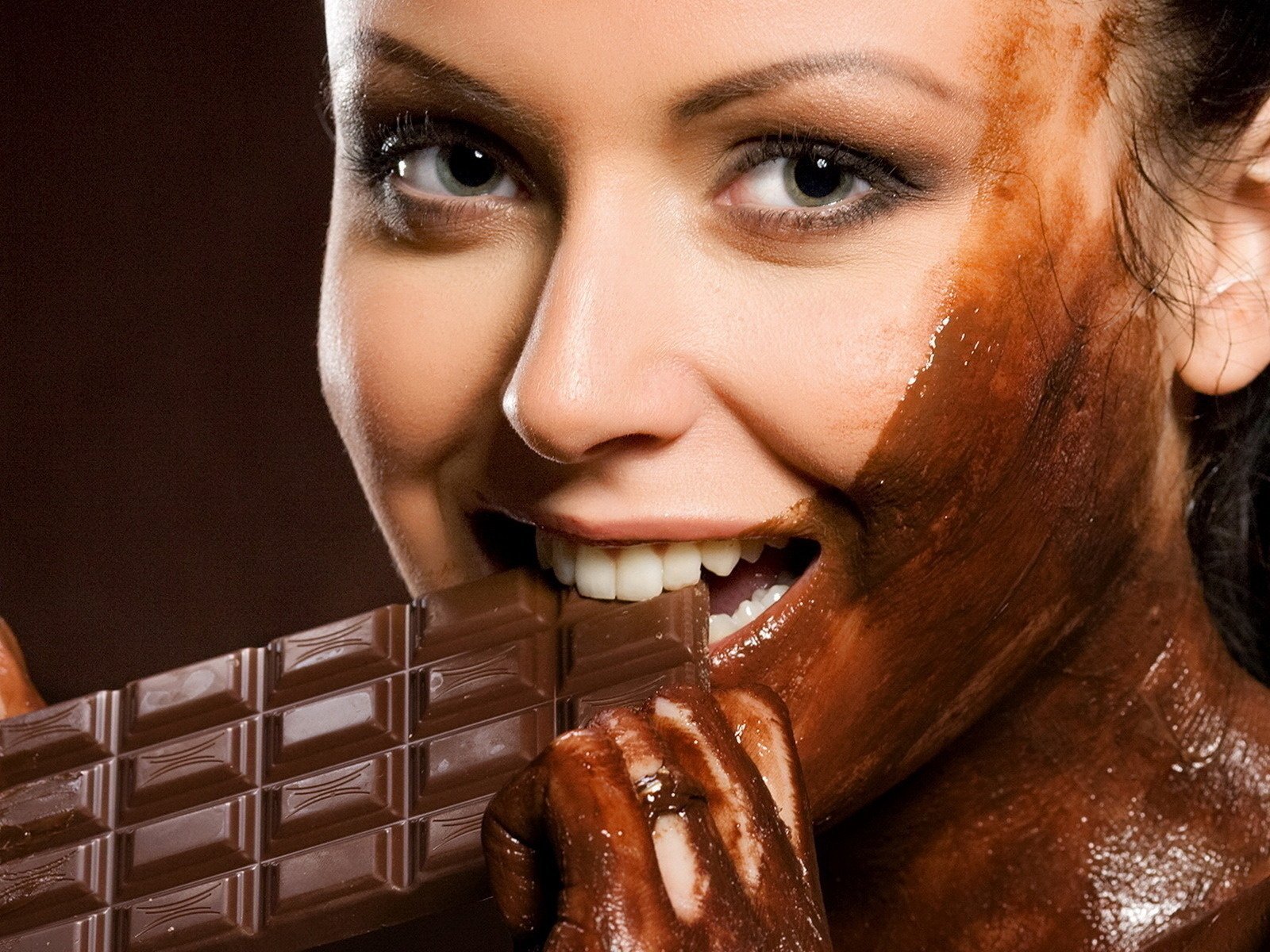 Шоколадная девушка принимает белый член