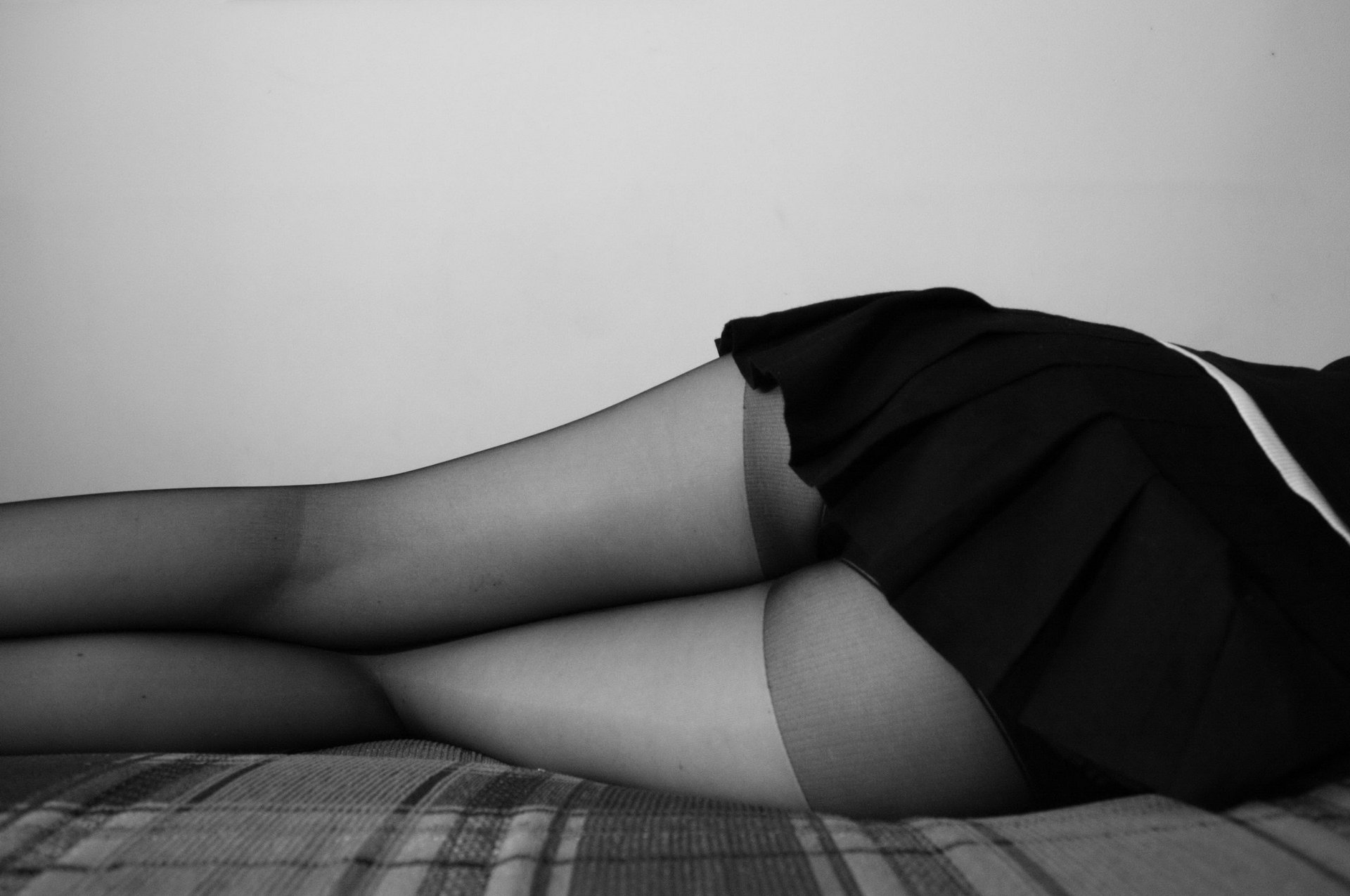 Длинноногая женщина в сексуальных колготках с разрезом между ног