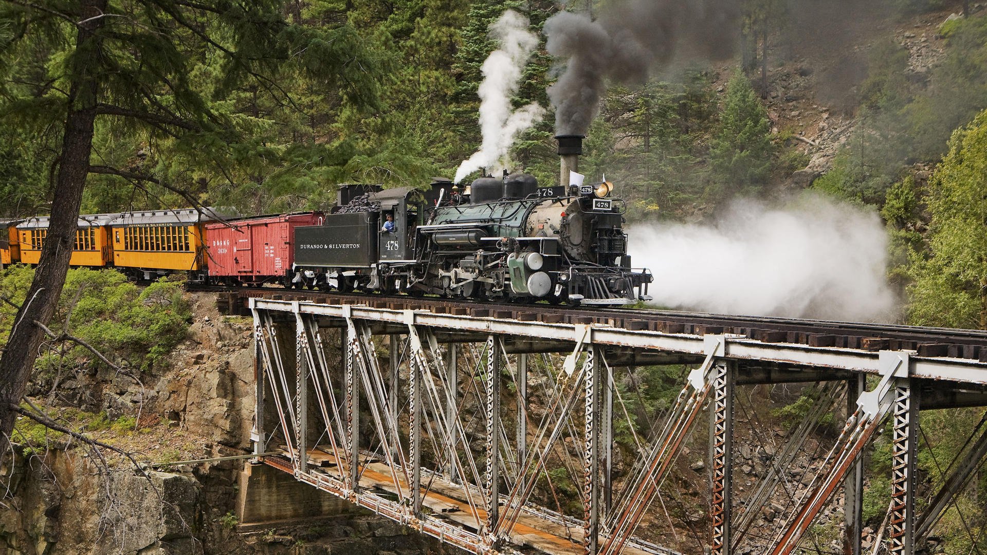 через мост паровоз пара состав транспорт лес зелень дым камень горы скалы вагоны железнодорожный тракнспорт