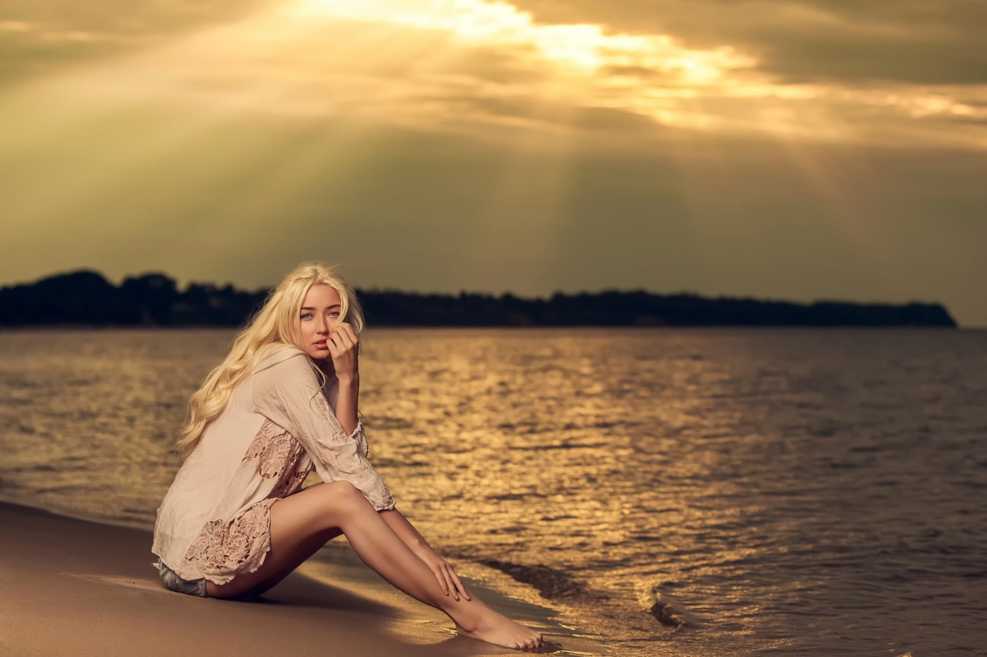 Роскошная блондинка на реке