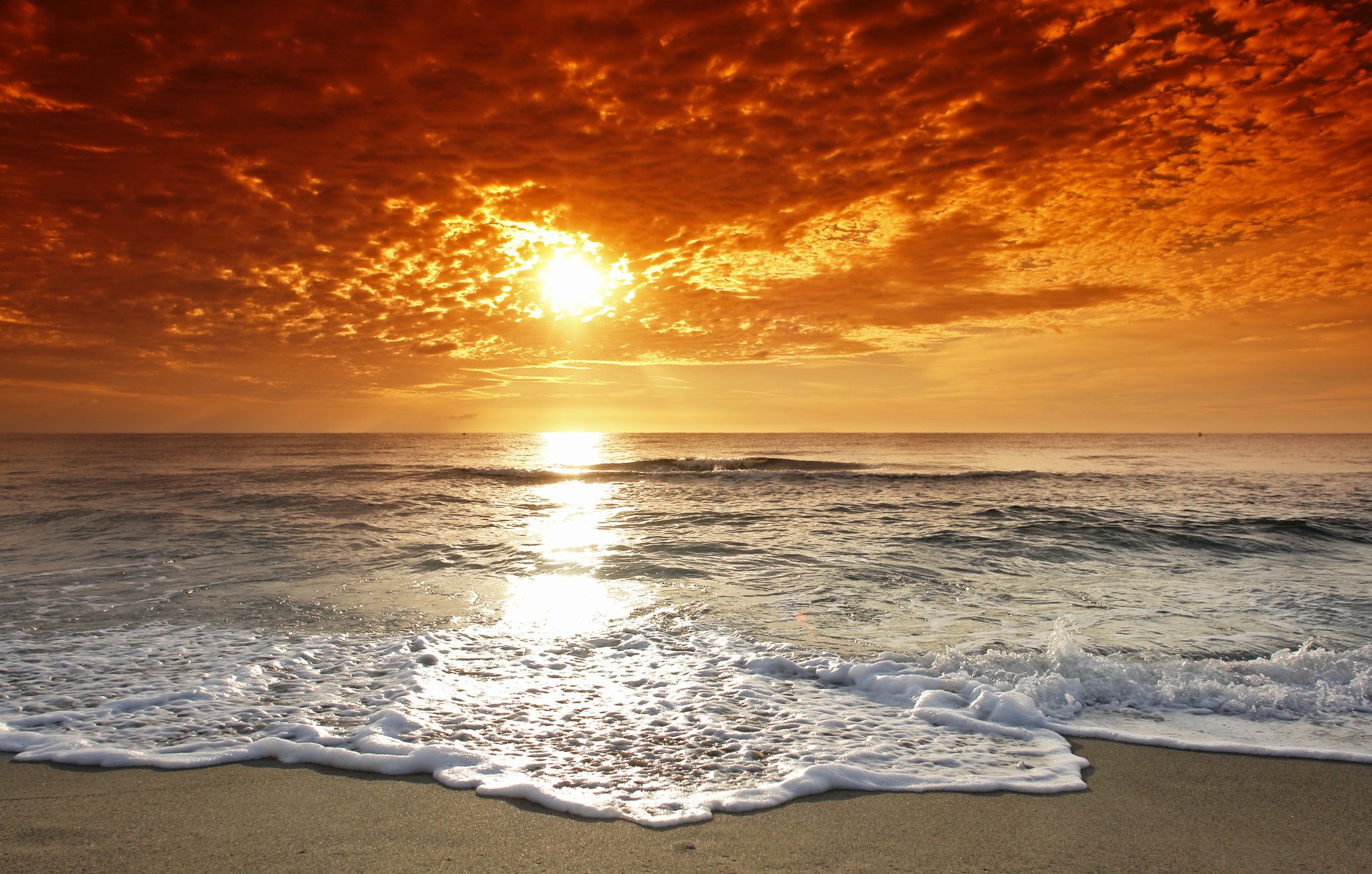 пляж берег море океан волны вода прилив закат солнце небо облака горизонт пейзаж природа