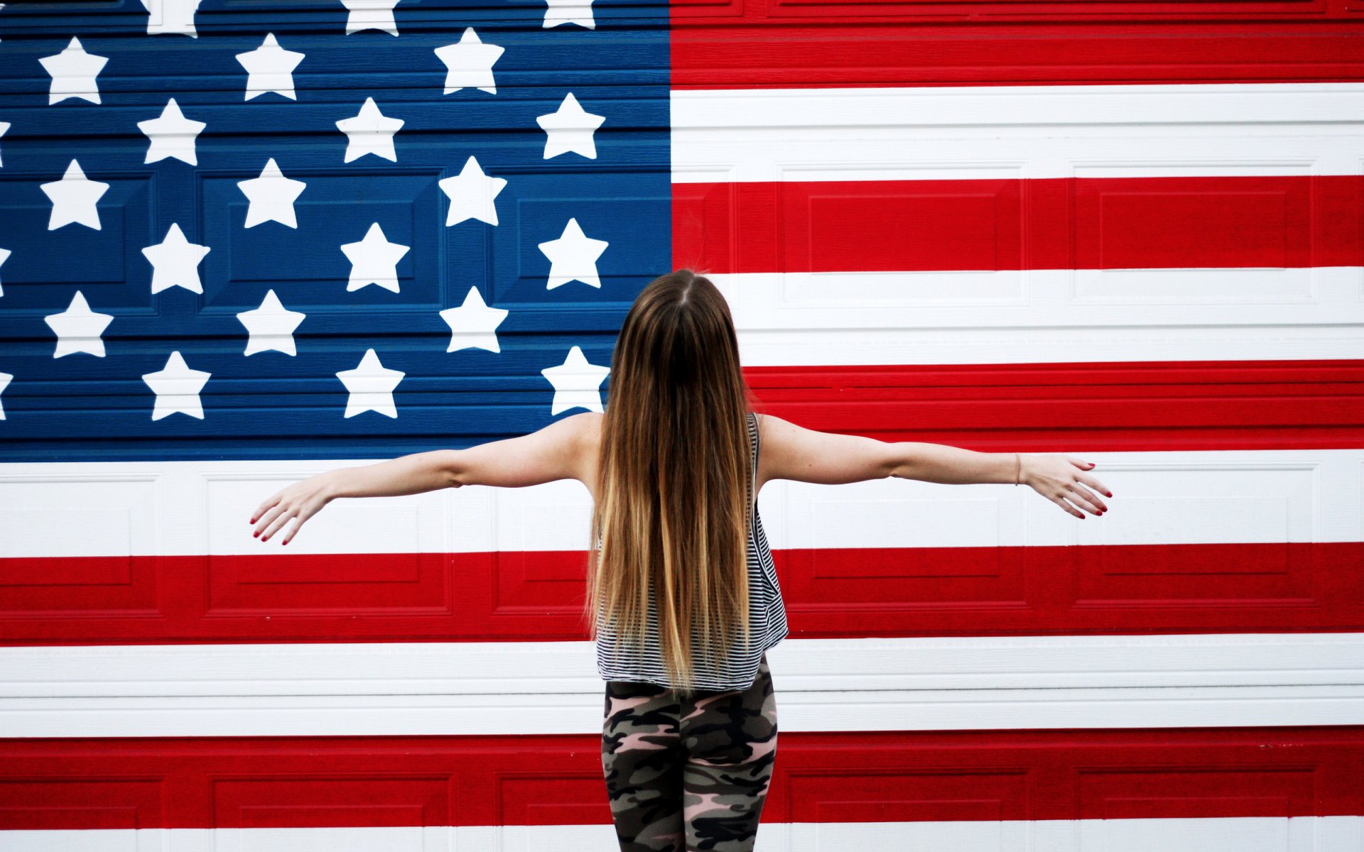 Красотка оголилась на фоне американского флага