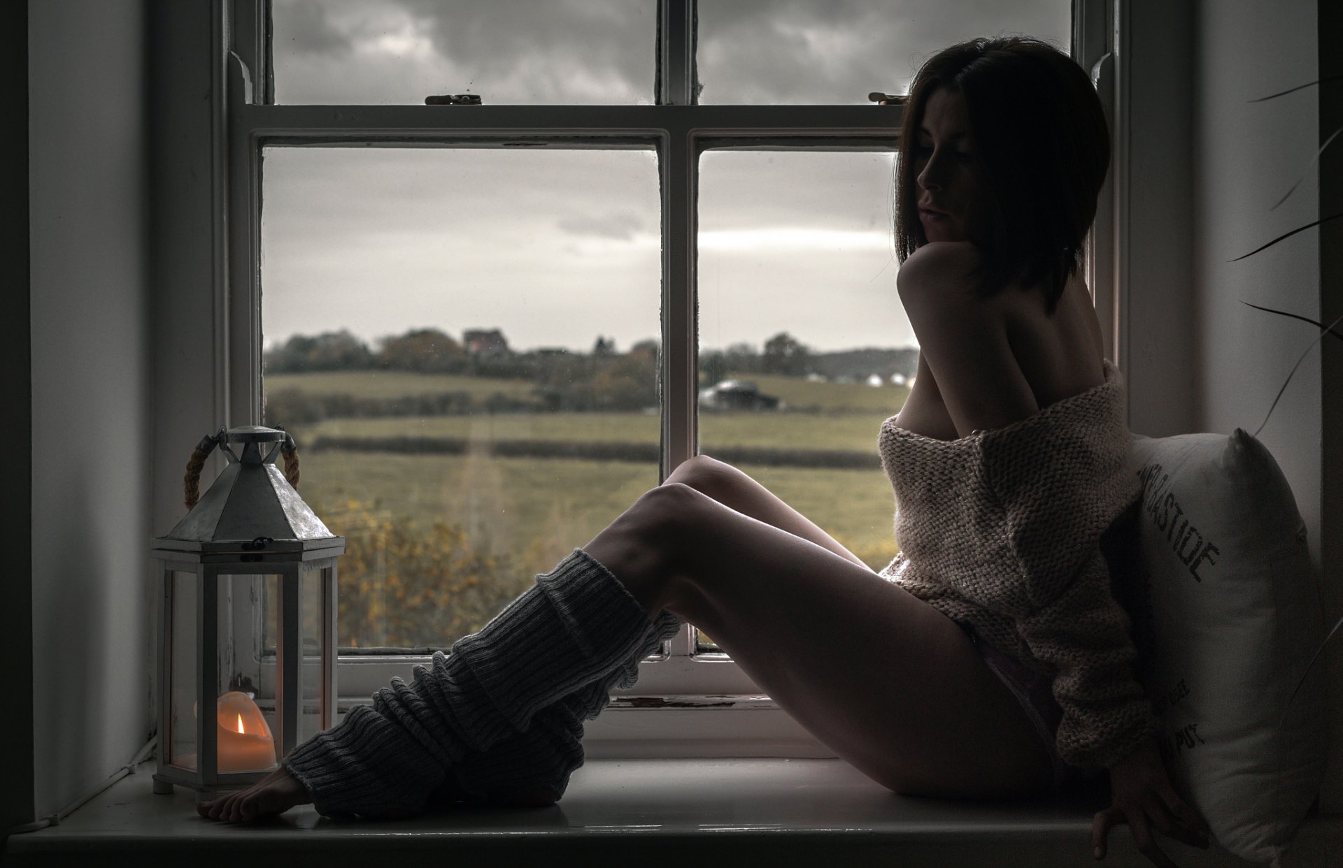 Голая девушка возле окна