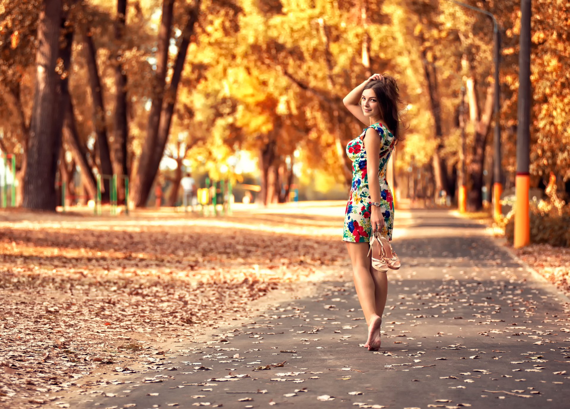 девушка парк осень листья платье прелесть ножки антон печкуров