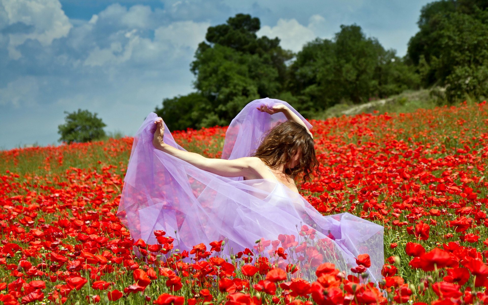 Очаровательная любовница любит светить большими буферами в поле цветов