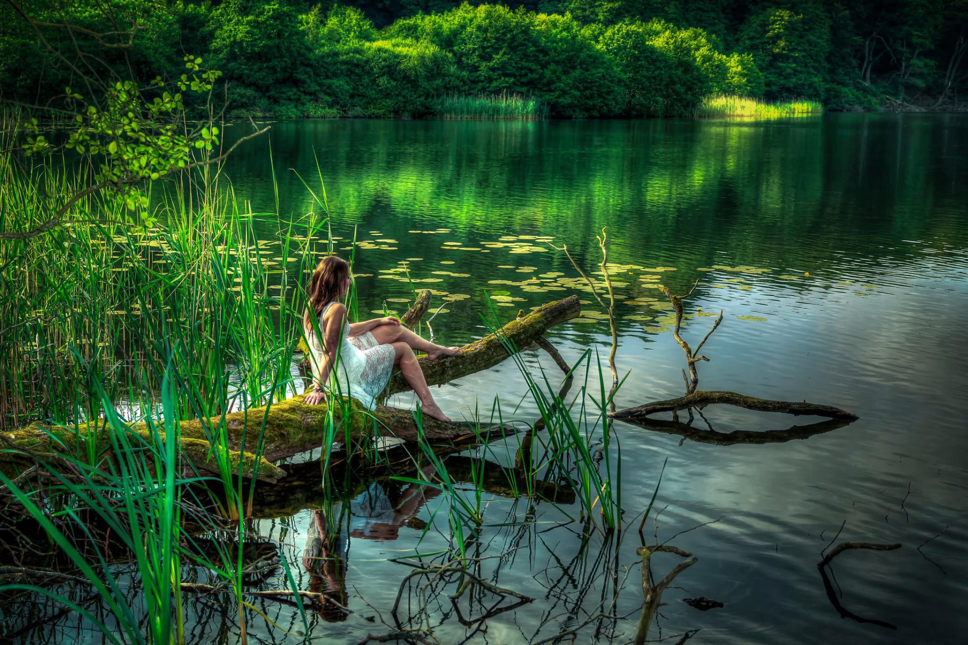 Худая красотка хвастает аппетитным телом у лесного озера
