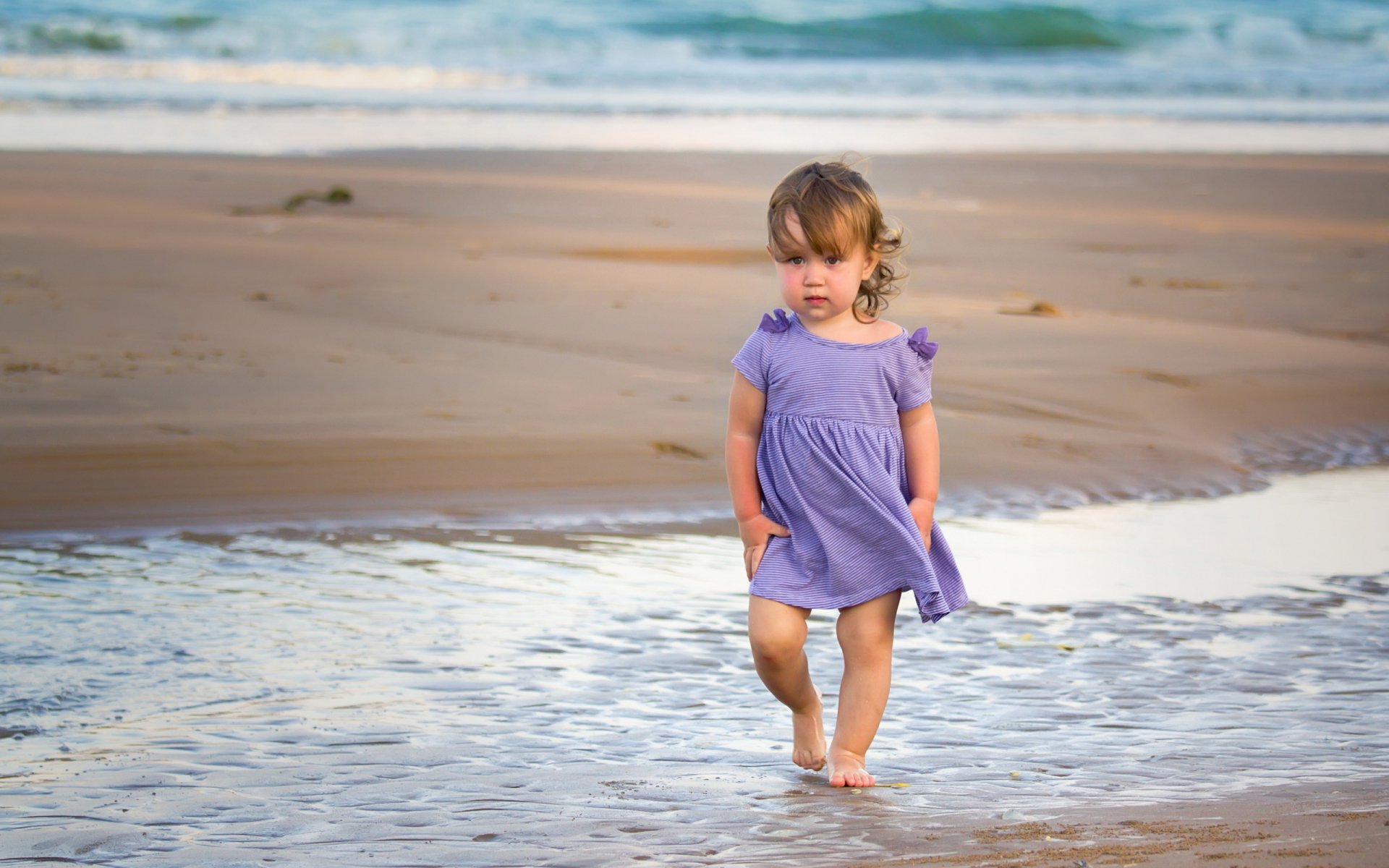 Голая малышка на песчаном берегу