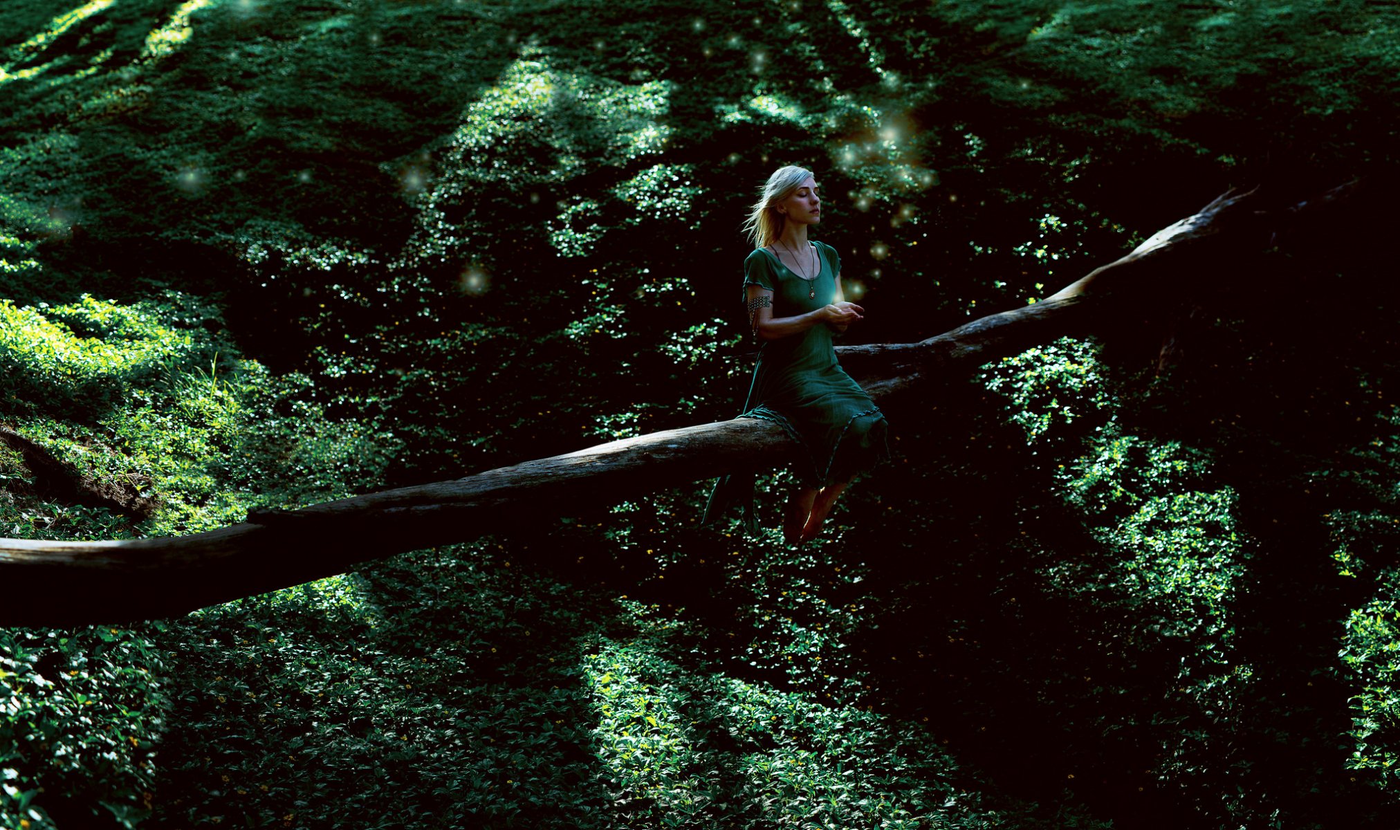 Писающая девушка на бревне в лесу
