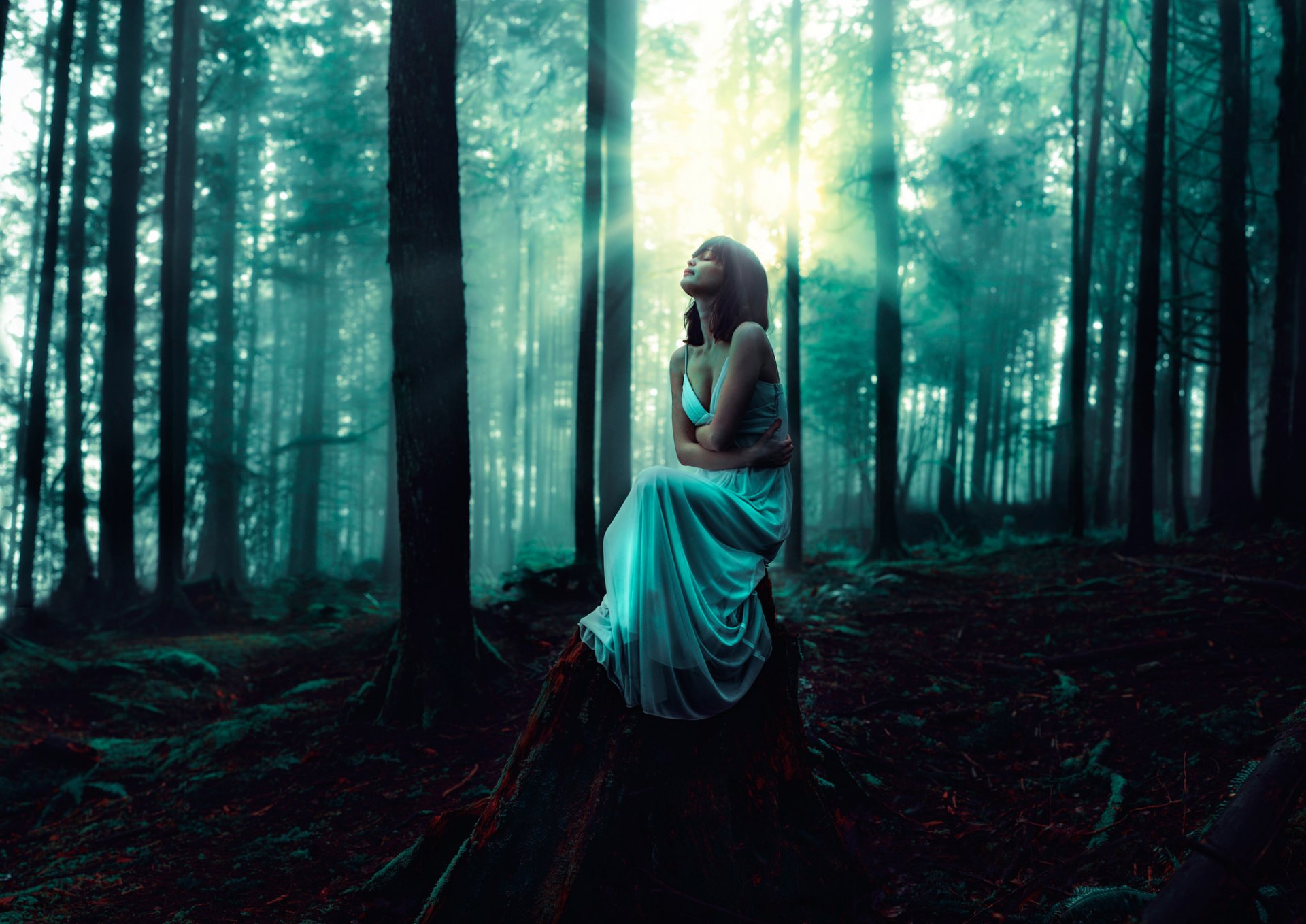 Девка в лесу в одной ночнушке