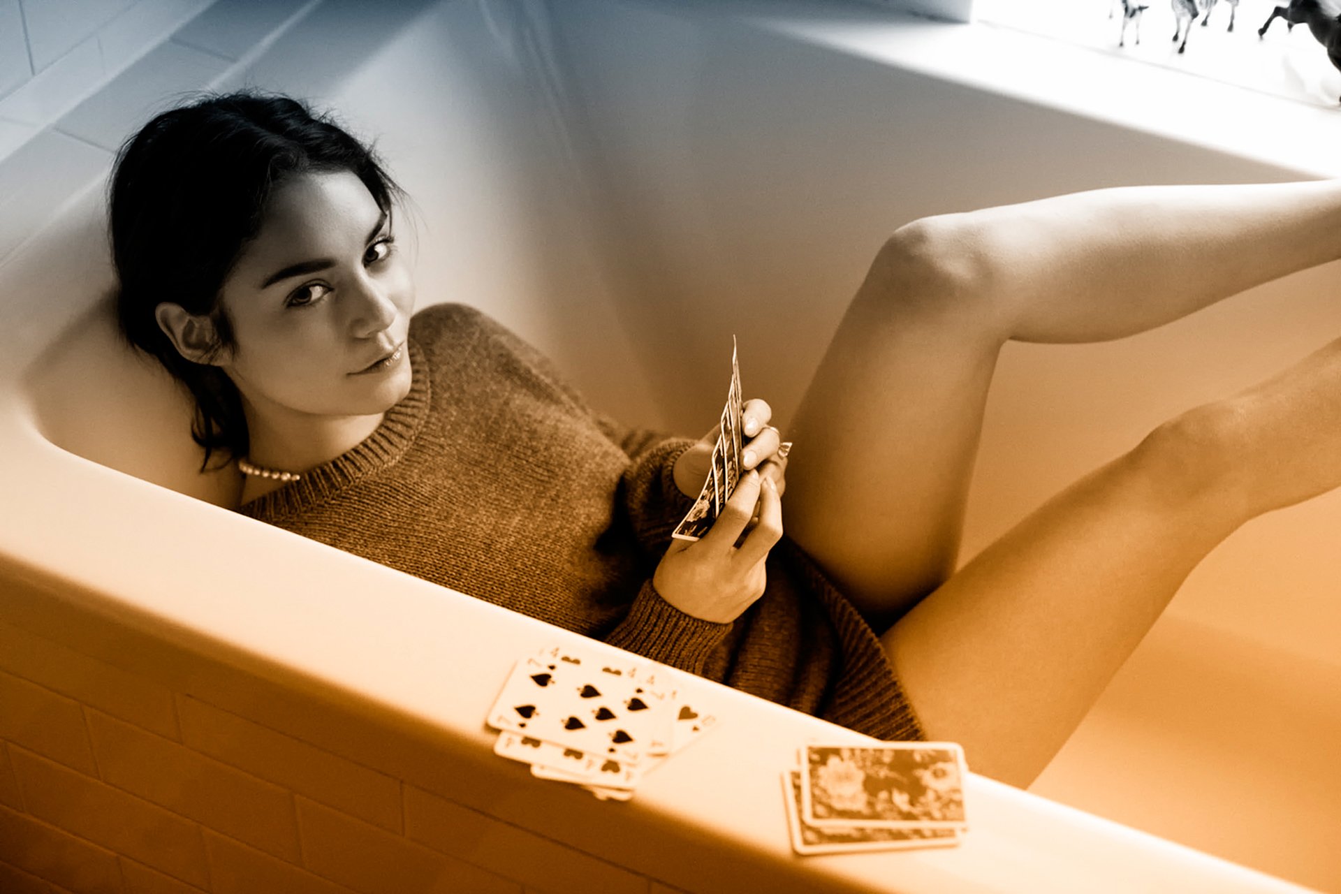 Молодая модель позирует в ванной