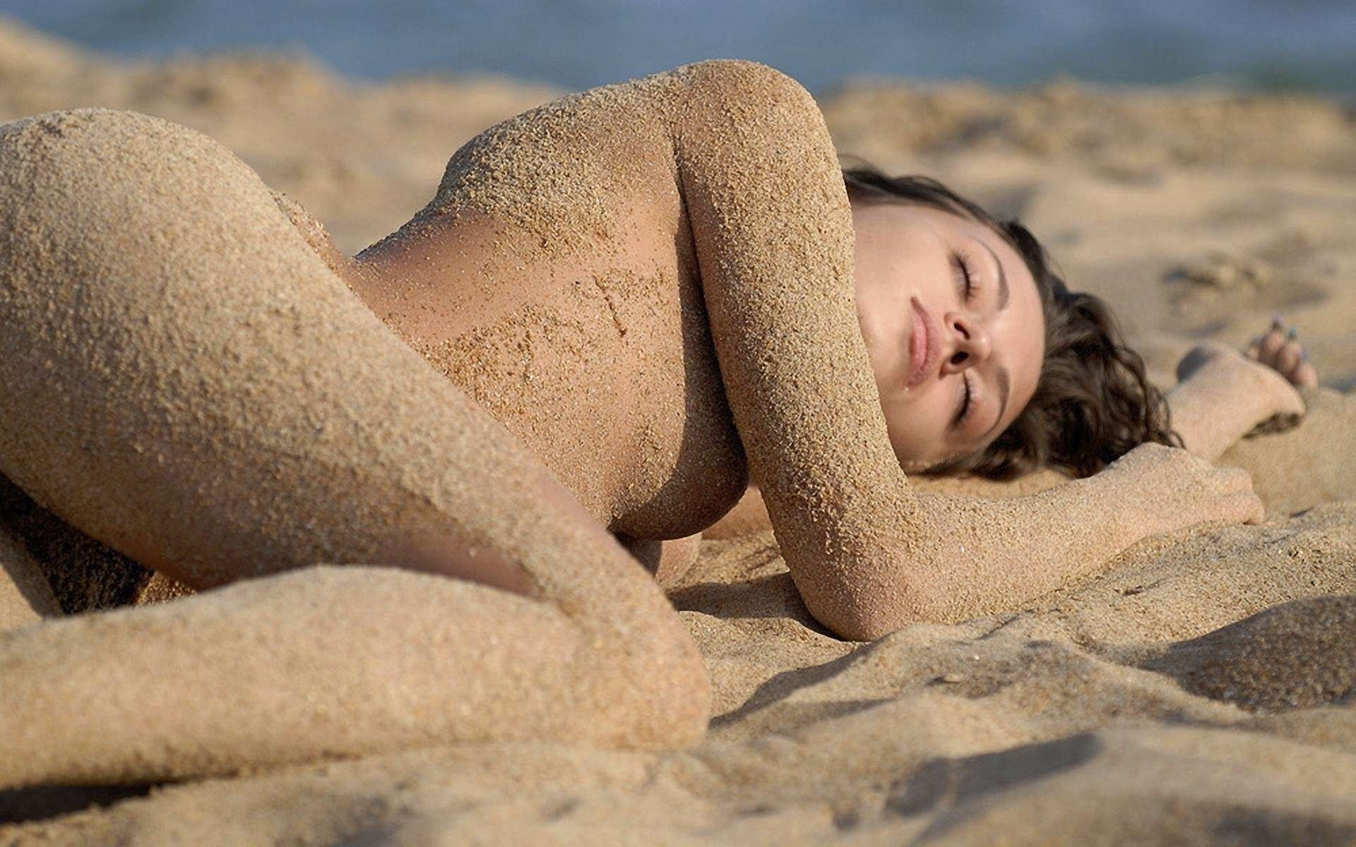 Кудрявая модель позирует на песке порно фото
