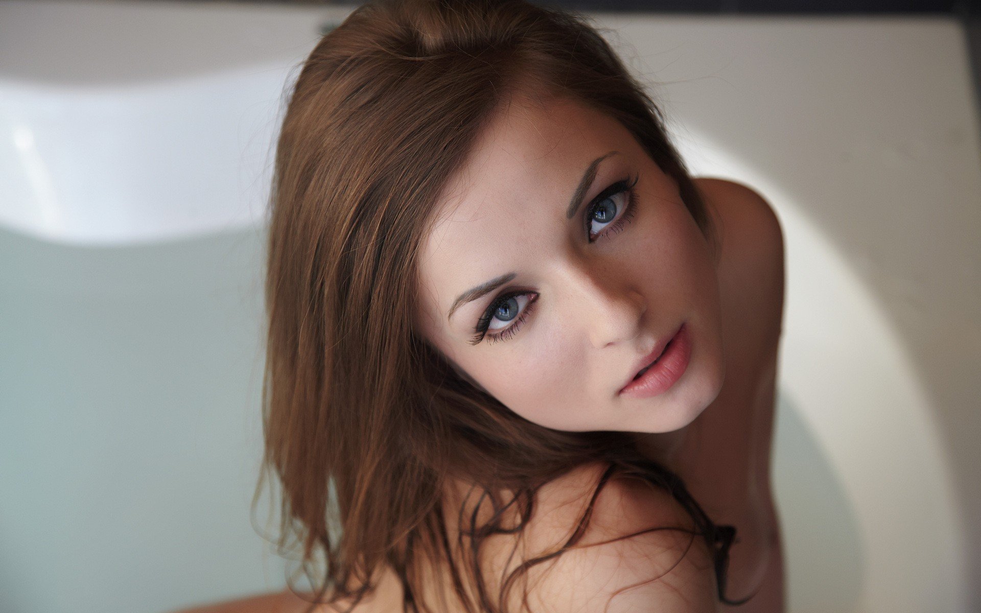 Прелестная дева с красивыми глазами и милой улыбкой принимает ванну