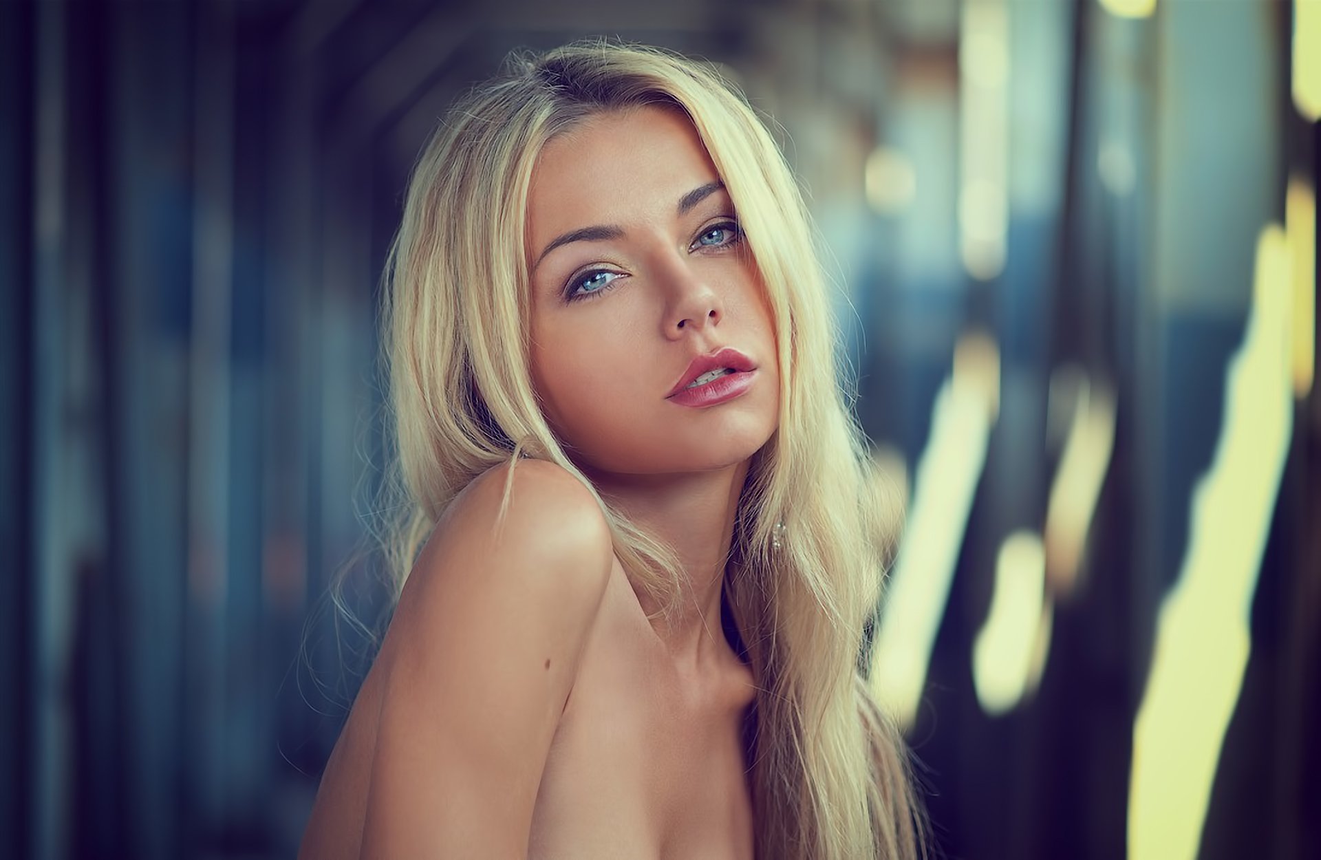 Эротика красивая грудь блондинки с голубыми глазами