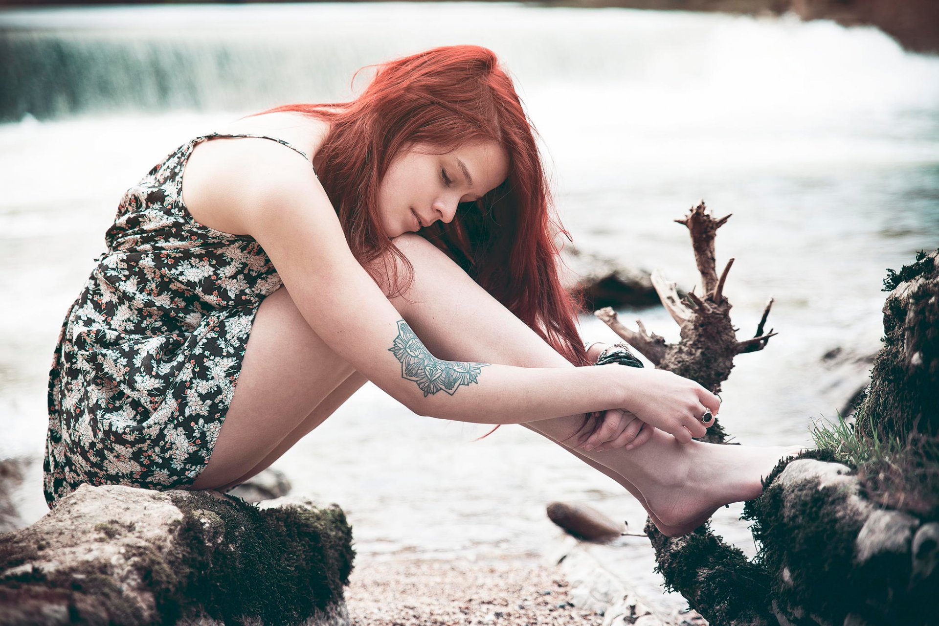 Эротические фото рыжей девушки с красным цветком в волосах на природе