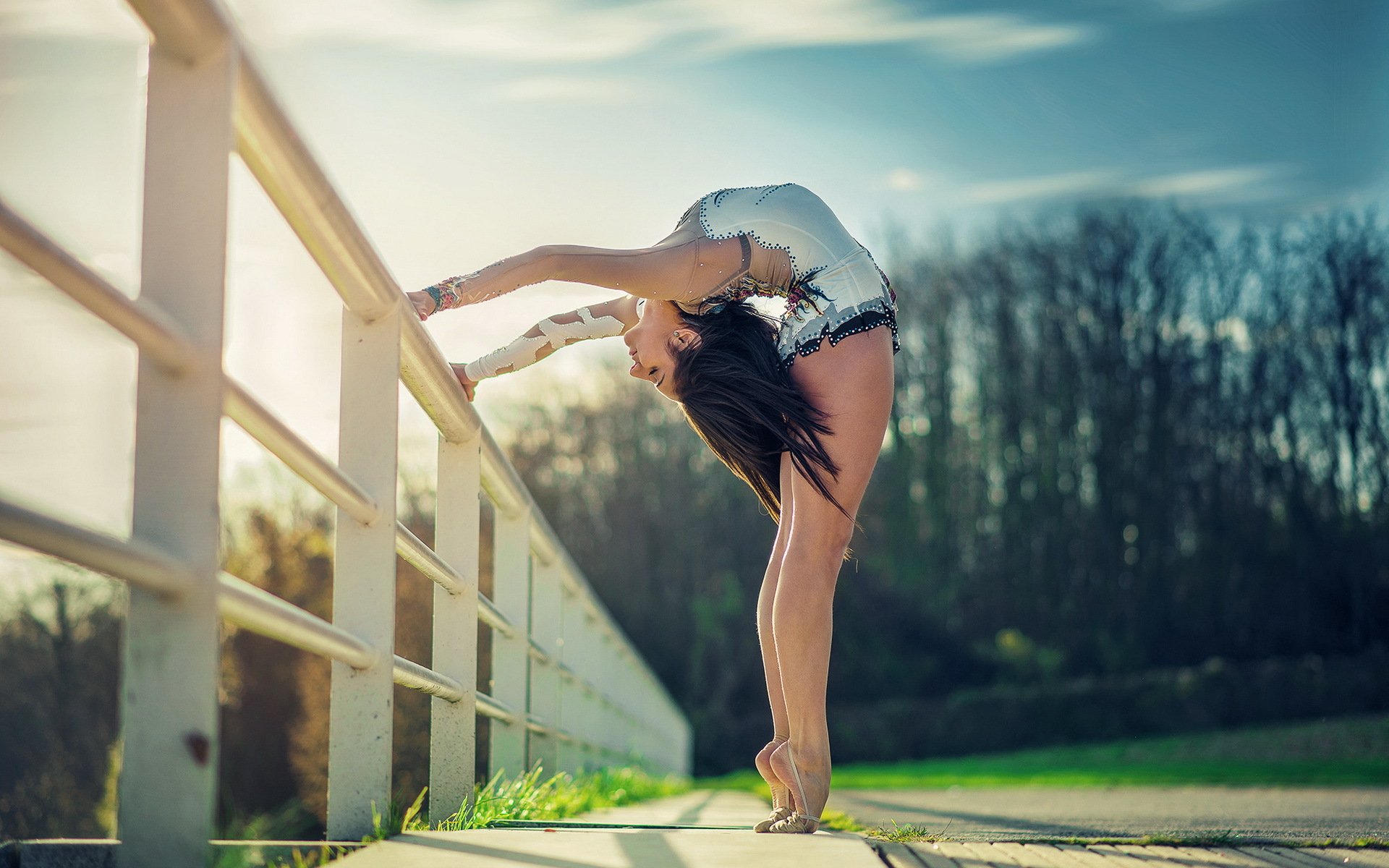 Очаровательная девушка гимнастика раздевается и показывает на что она способна 