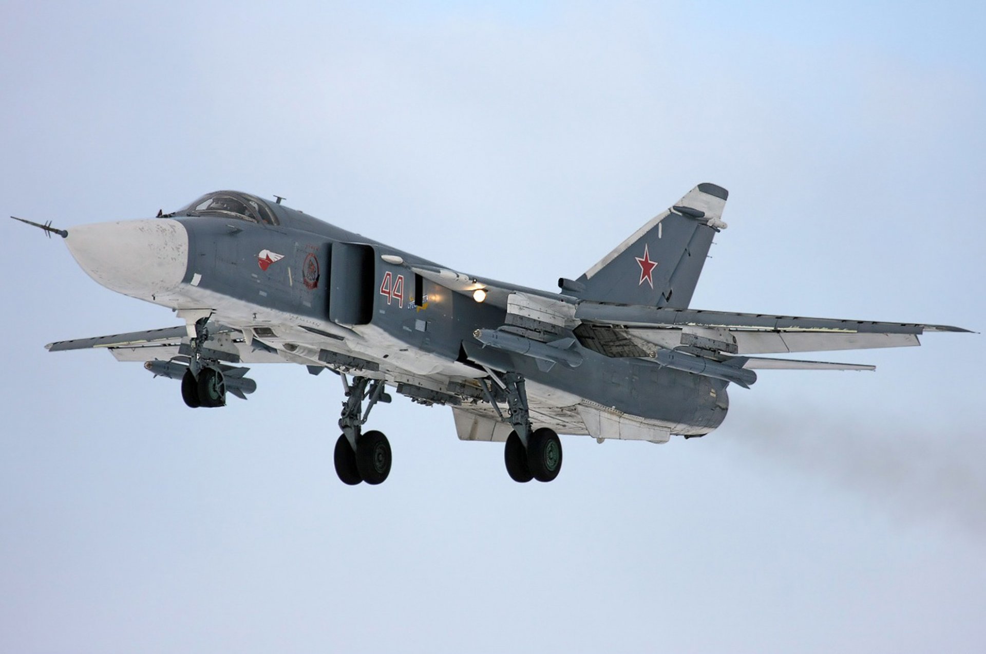 сухой су-24 бомбардировщик ввс россии посадка шасси огни вооружение су-24