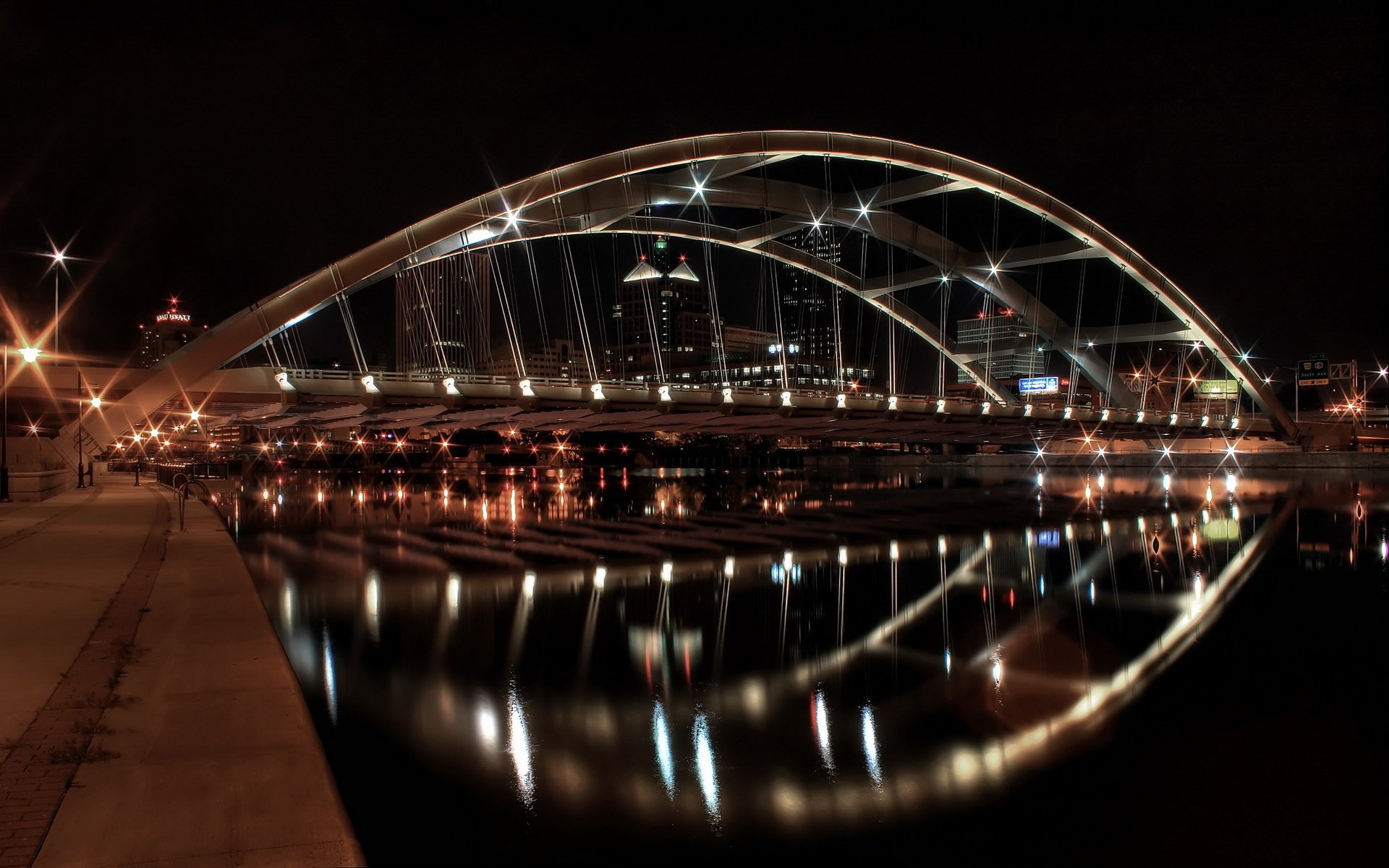 puente colgante metal iluminación río agua terraplén reflexión puente nueva york fondo edificio medianoche ciudades noche luces de la ciudad
