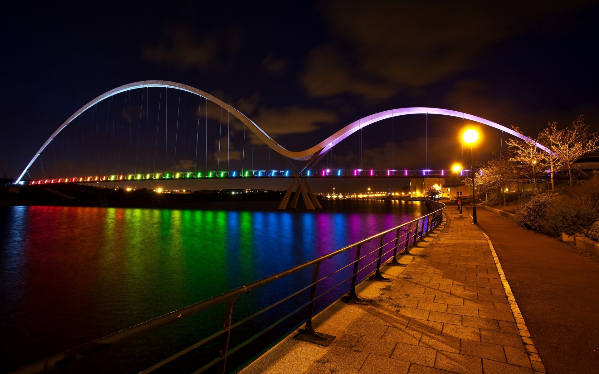 ponte notturno luci colorate vicolo lanterne notte fiume lungomare new york sfondo città riflessione recinzione recinzione marciapiede luci della città