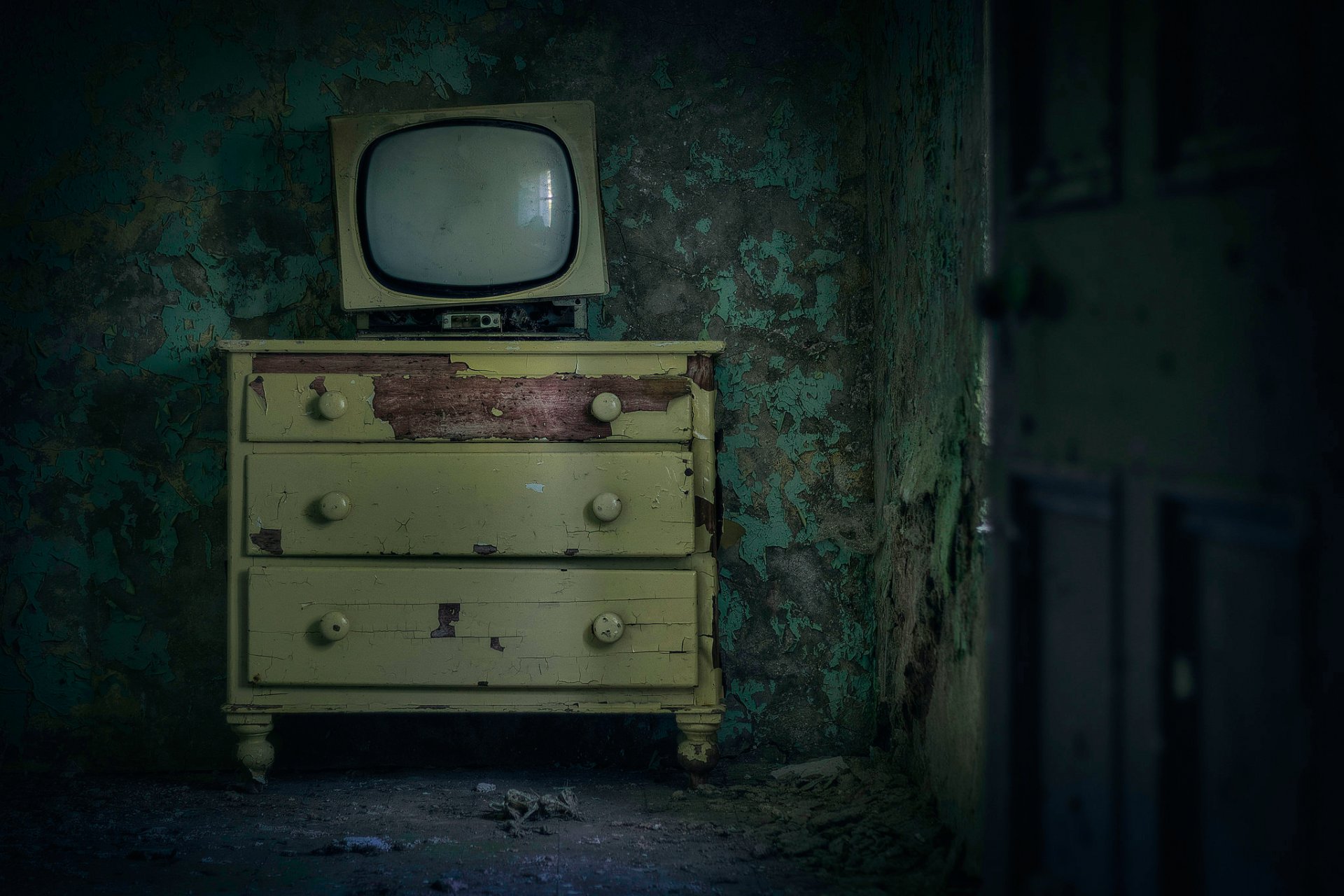 tv chambre mur