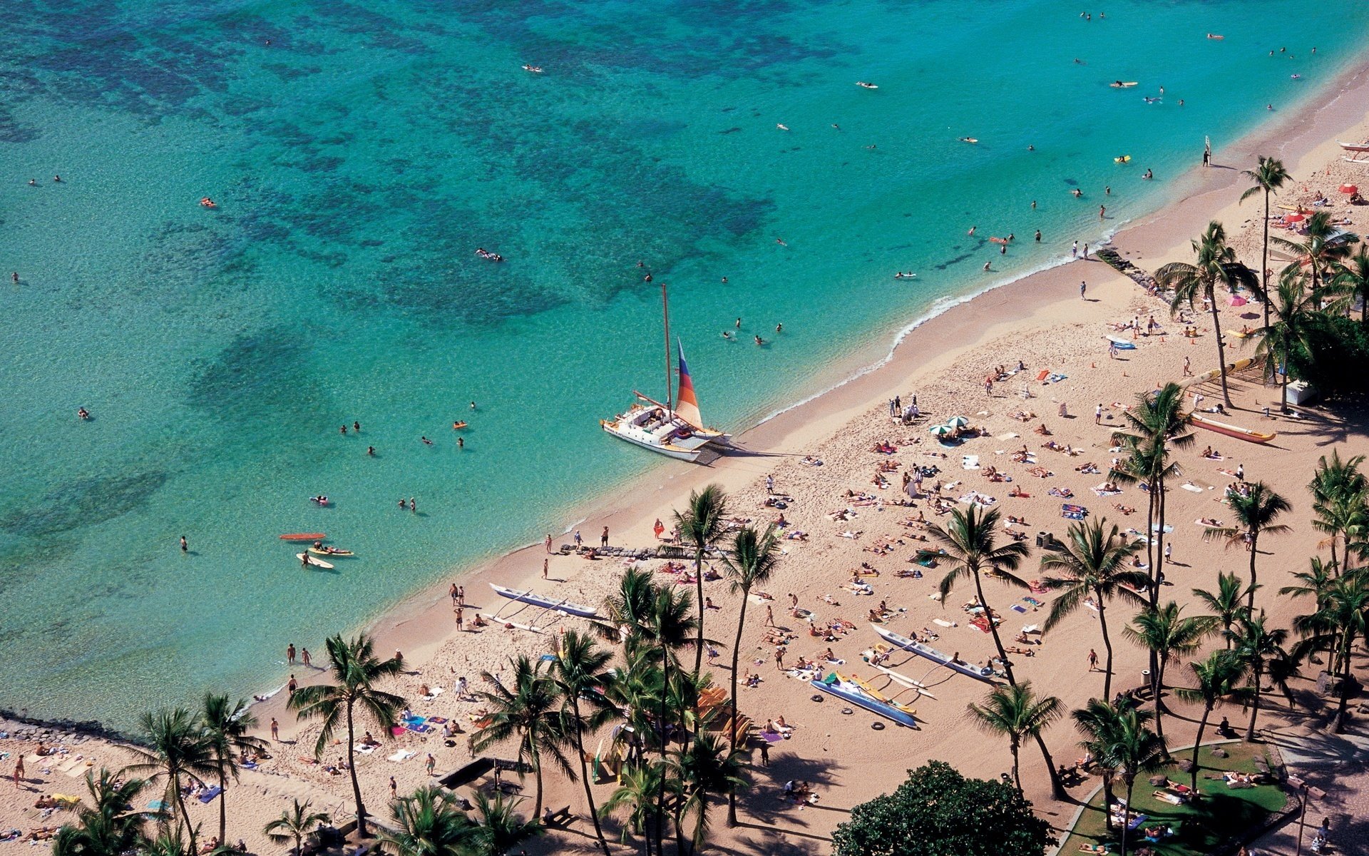 spiaggia sabbia onde leggere acqua palme persone barca a vela altitudine paesaggio natura vacanzieri abbronzatura estate caldo caldo