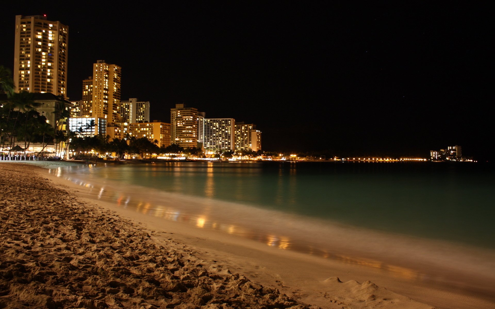 playa en la ciudad rascacielos en la noche noche luces silencio rascacielos luz mar agua costa arena árboles ciudades noche luces de la ciudad