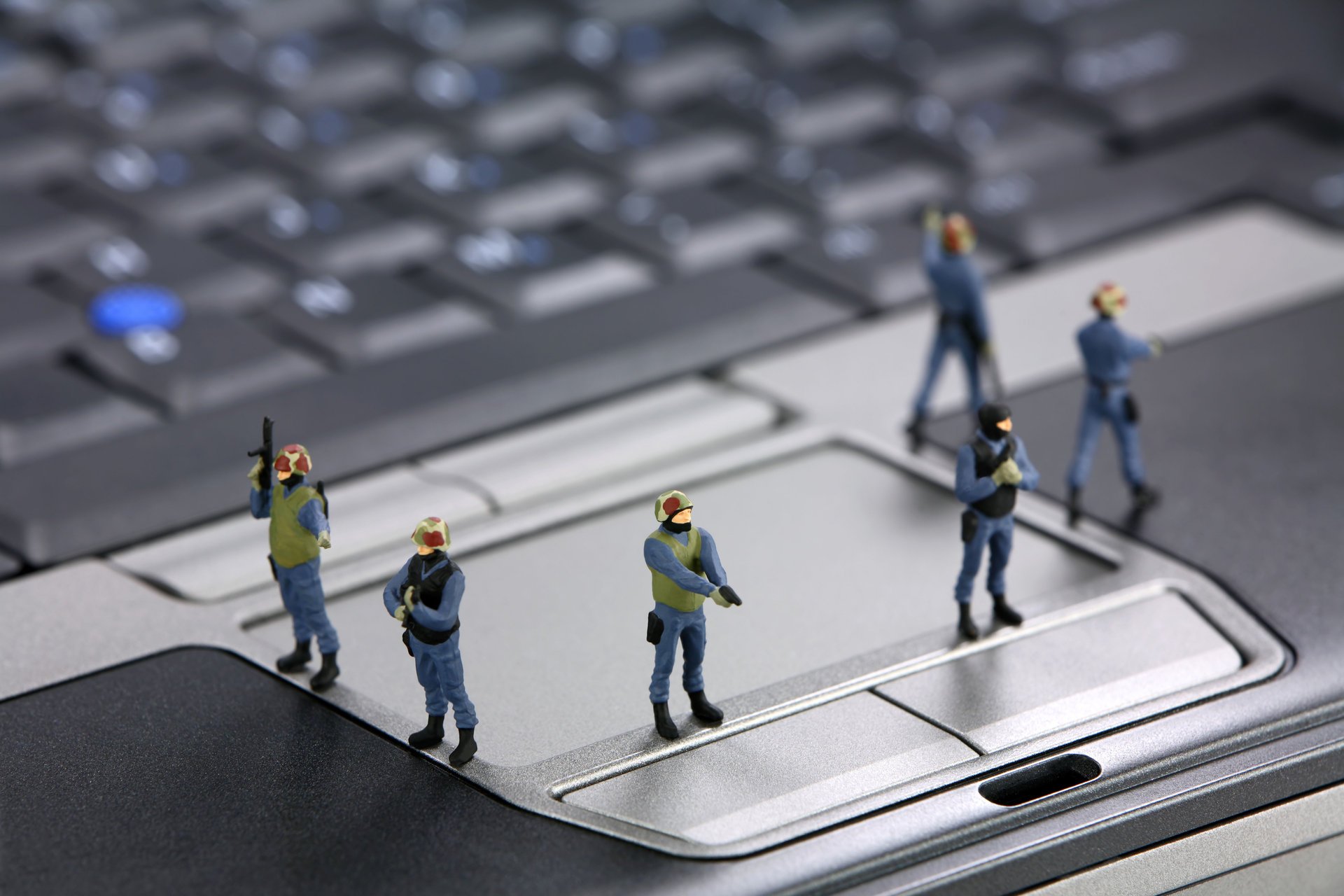 alta tecnología tecnología portátil touchpad portátil disco duro disco duro dispositivo almacenamiento información seguridad figuras de acción ingenieros programadores fuerzas especiales guardia de seguridad policía ok desenfoque bokeh fondo de pantalla