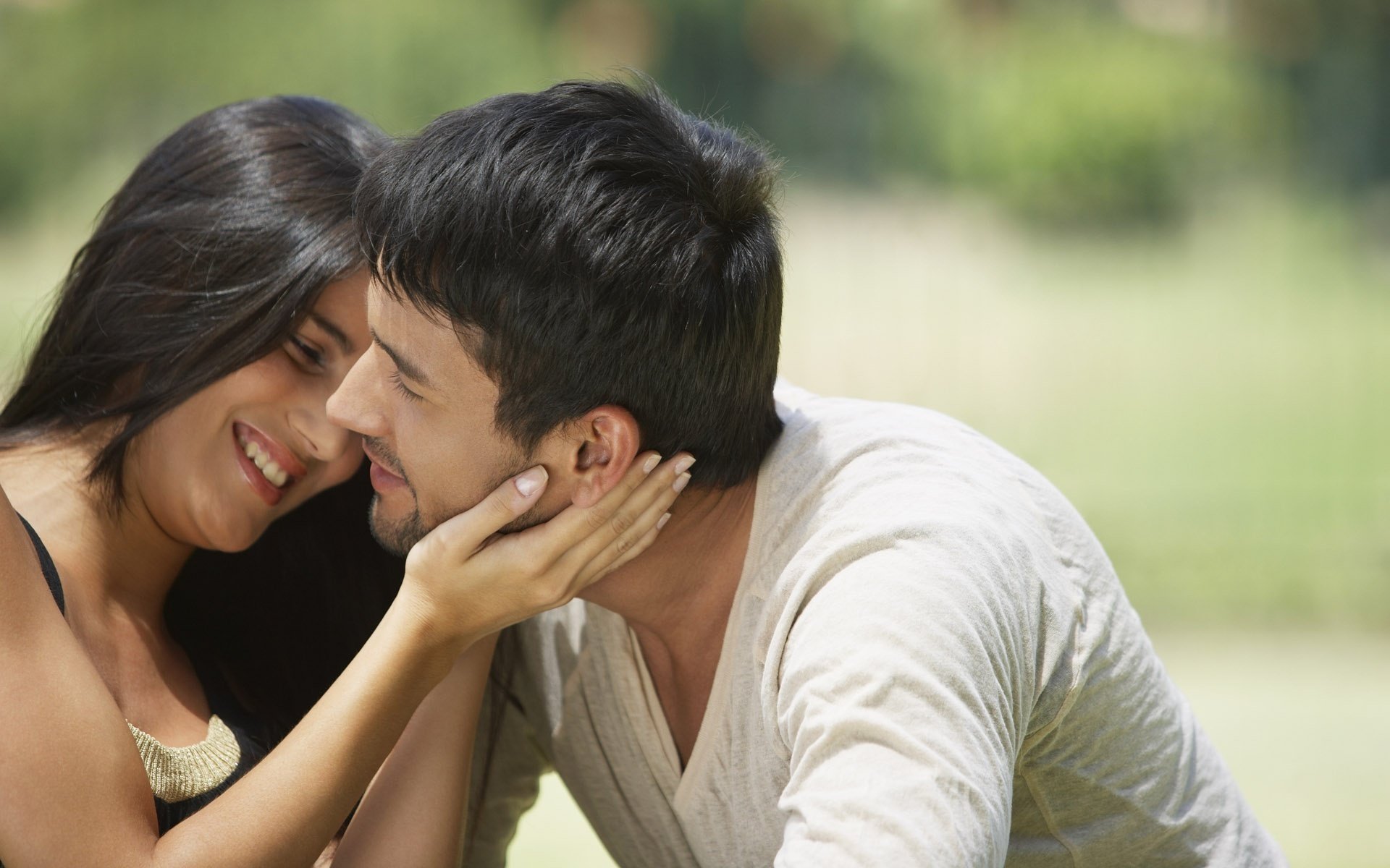 rayos de sol pareja enamorada cuidado romance ternura pasión sentimientos amor cita reunión amantes pareja hombres mujeres