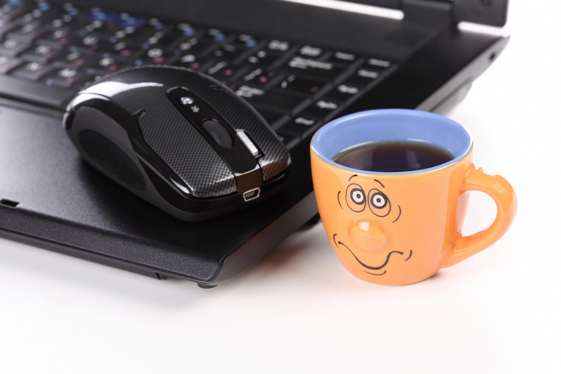 salut-technologie la technologie ordinateur portable pavé tactile ordinateur souris souris tasse tristesse désir tu me manques créatif bonne idée positif flou bokeh papier peint