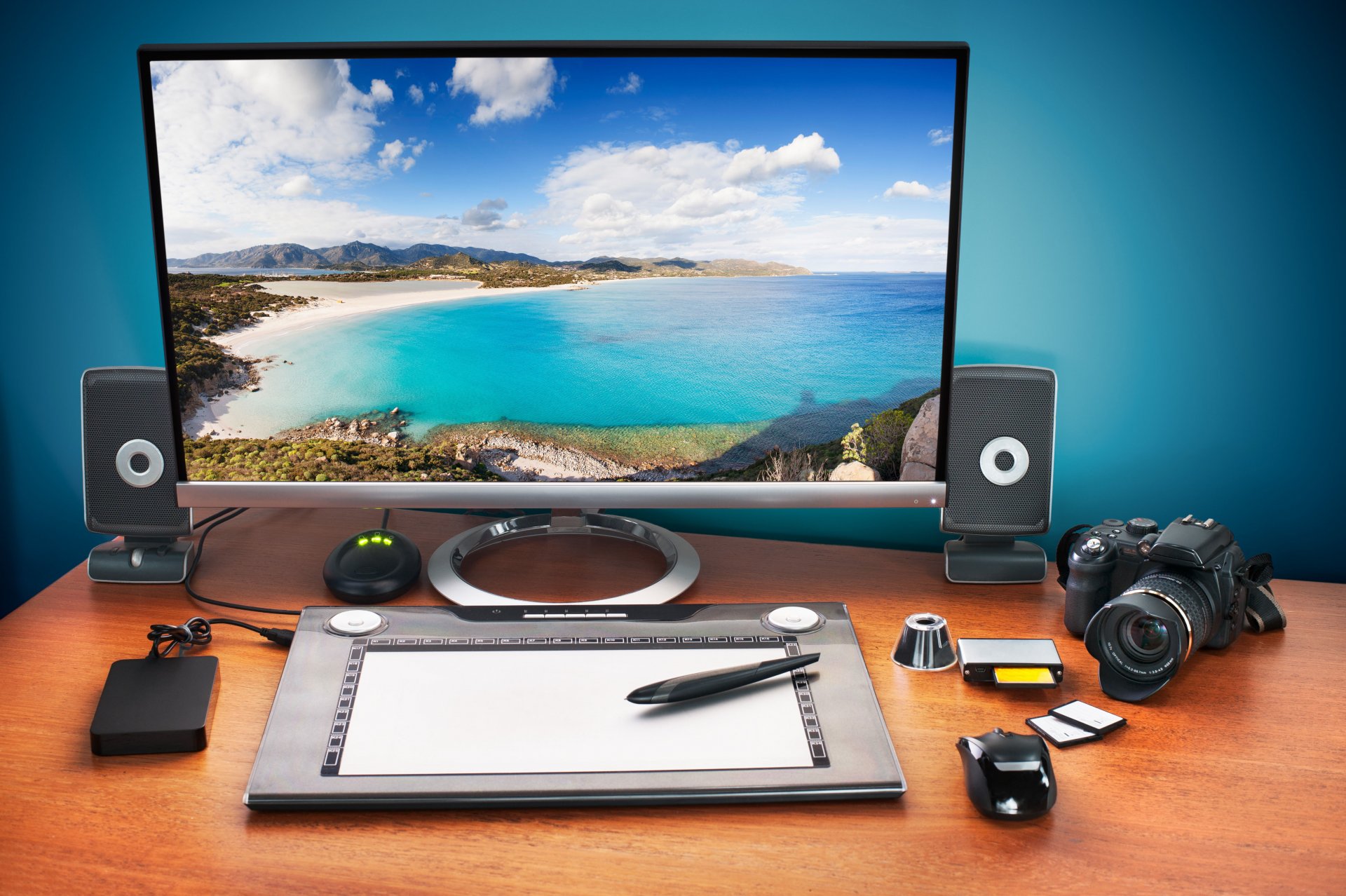 alta tecnología tecnología escritorio monitor tropical paisaje altavoces gráfico tableta ordenador ratones ratón digital cámara tarjeta memoria lector de tarjetas externo disco duro disco duro bokeh fondo de pantalla