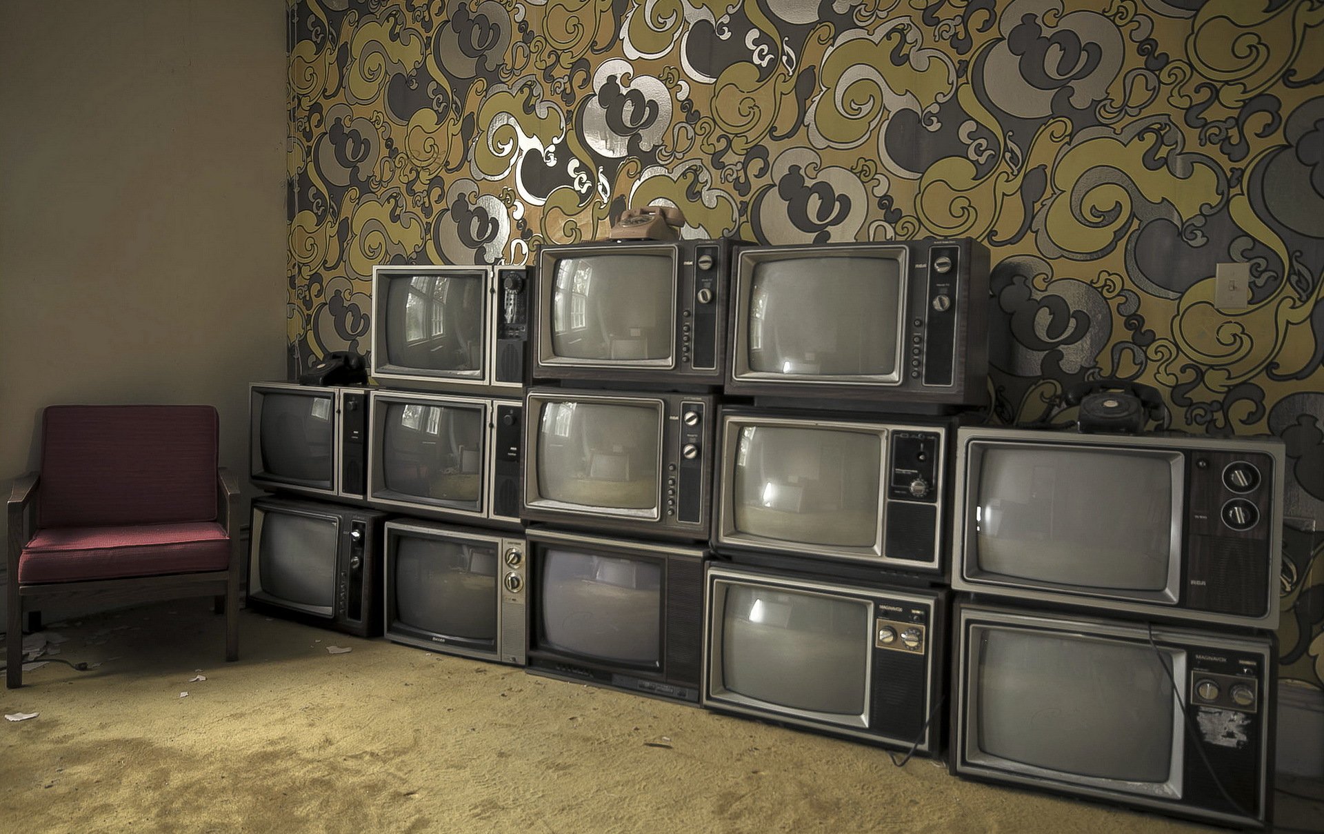 Телевизор готов. Много телевизоров. Старый телевизор. Много старых телевизоров. Стена из старых телевизоров.
