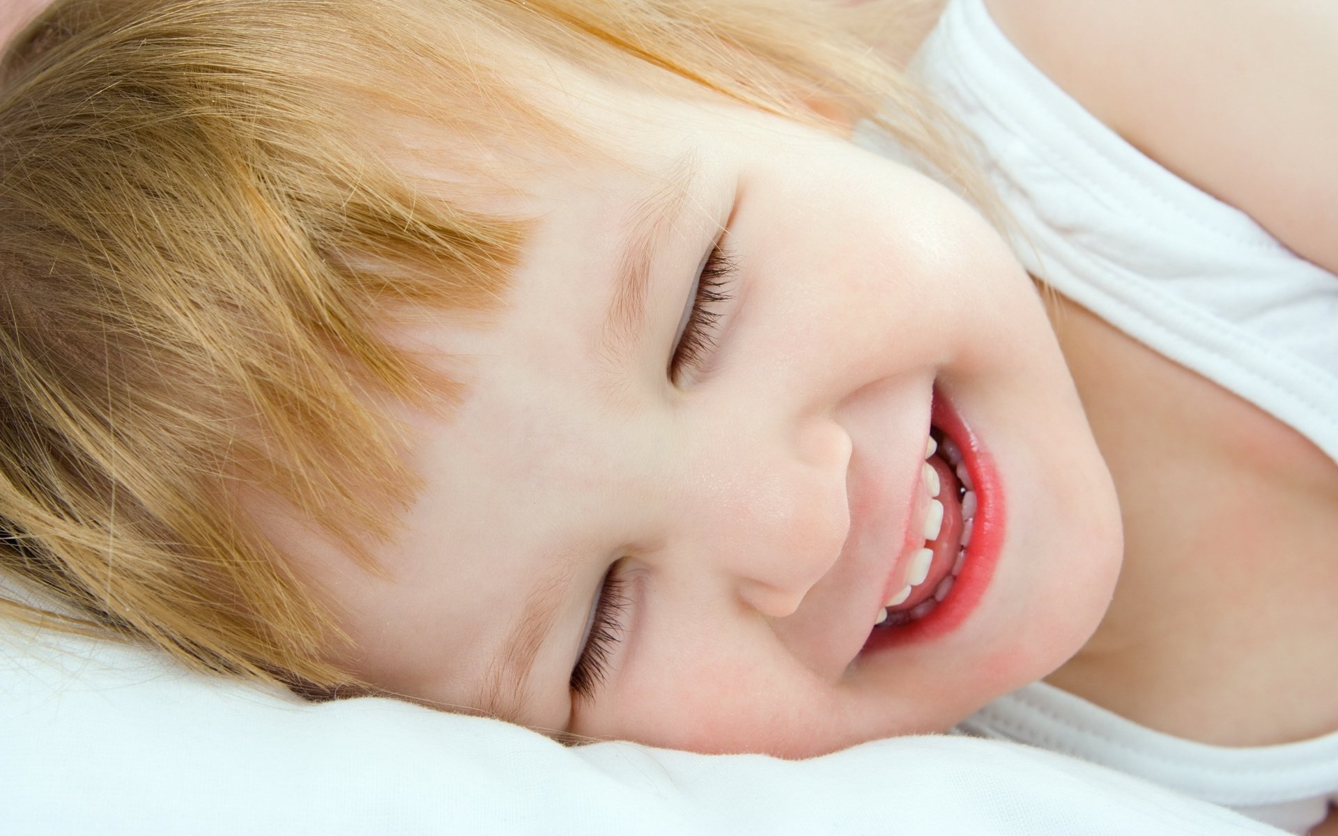 occhi chiusi coccole sorriso felicità ritratto sogno viso bambino bambino briciola risate occhi viso entusiasmo gioco scherzi