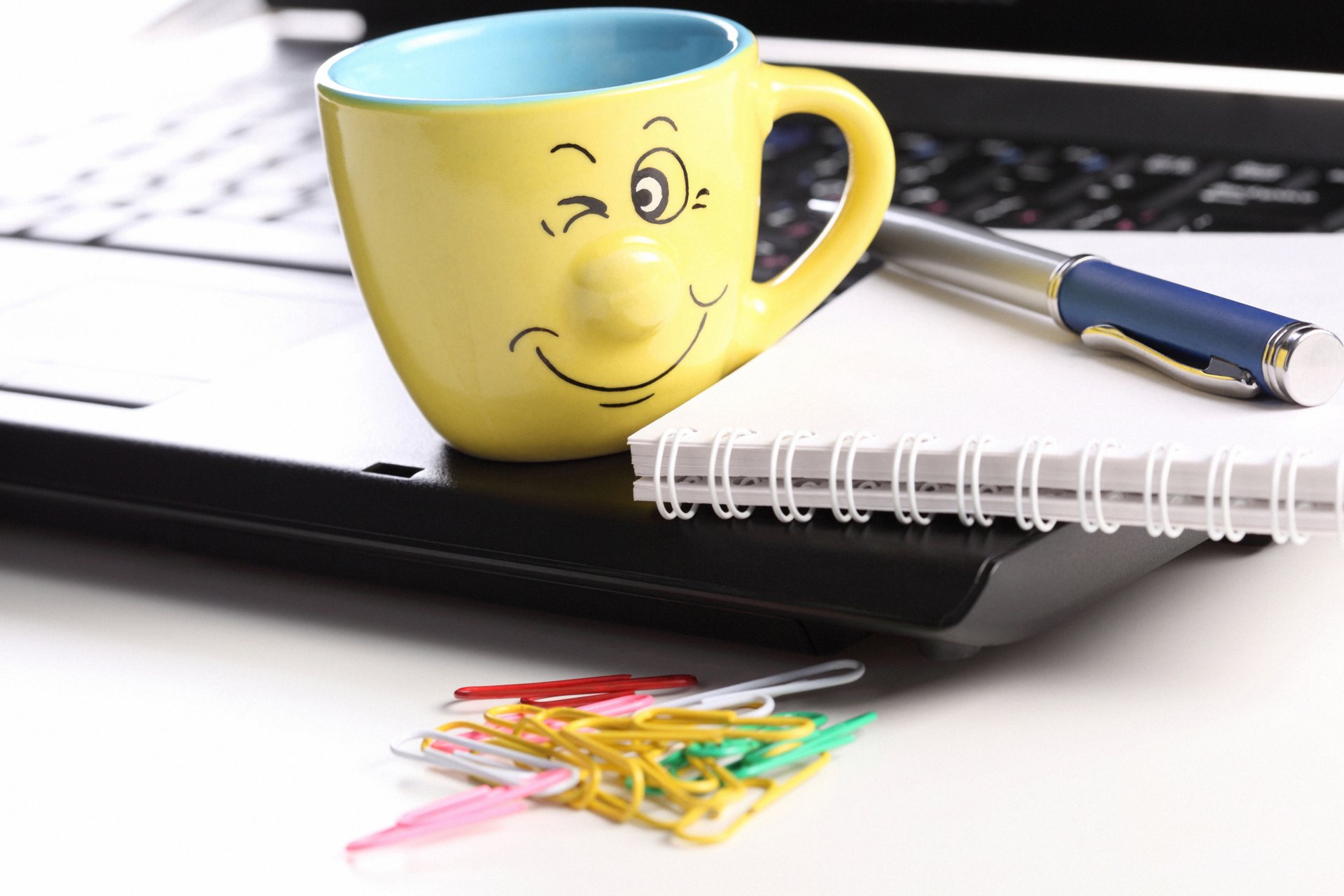 hi-tech technology notebook laptop touchpad cup smile notes pen paper clips creative good idea positive blur bokeh wallpaper