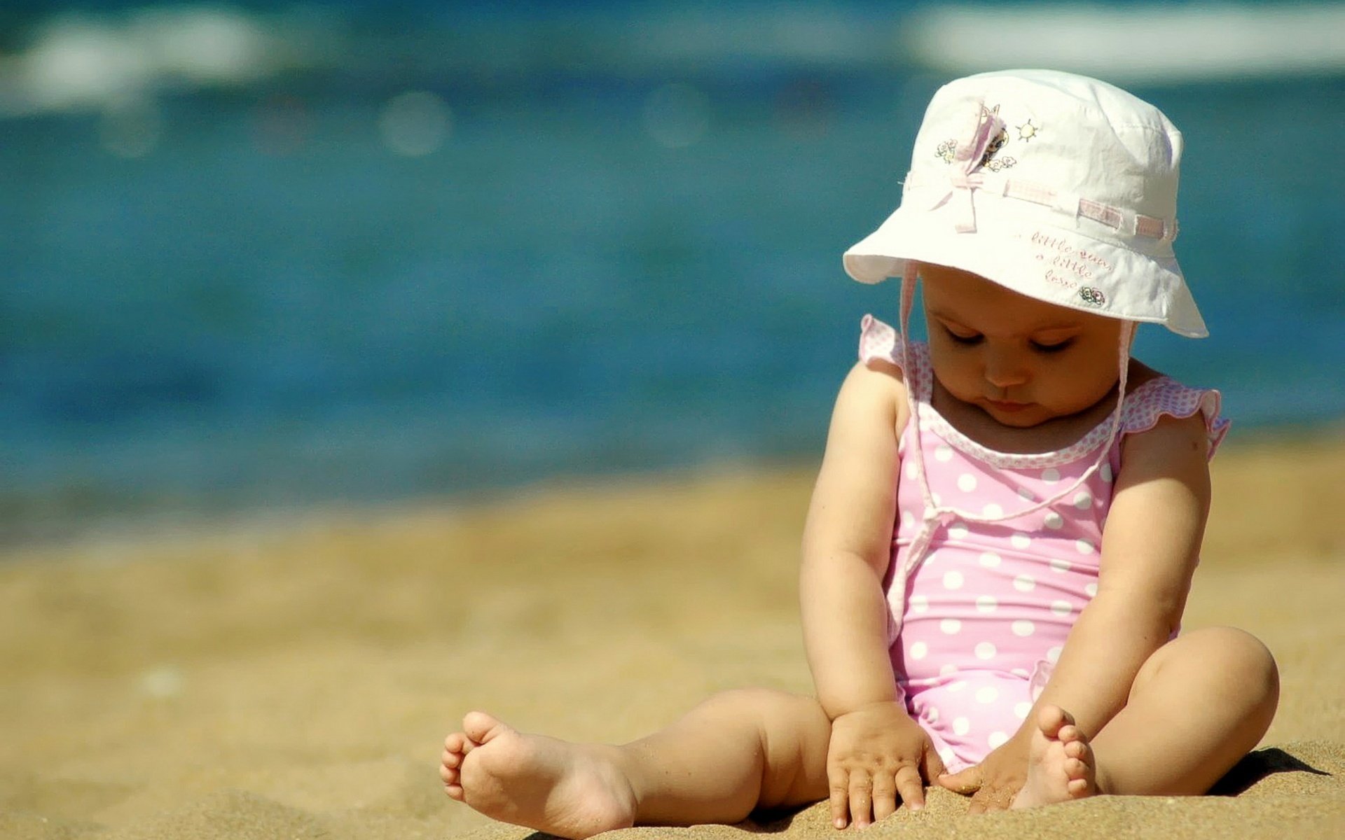 panamá giocando nella sabbia bambina