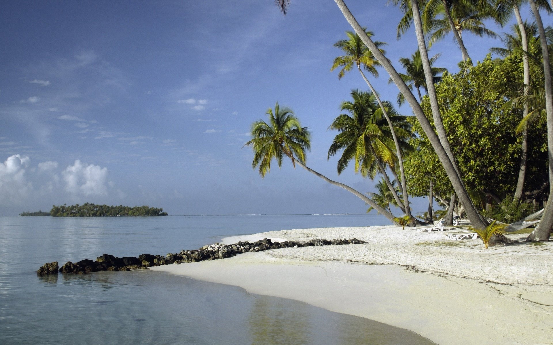 bodenpfosten steine sandige küste strand wasser himmel palmen sommer hitze hitze ufer sand resort inseln ozean landschaft natur