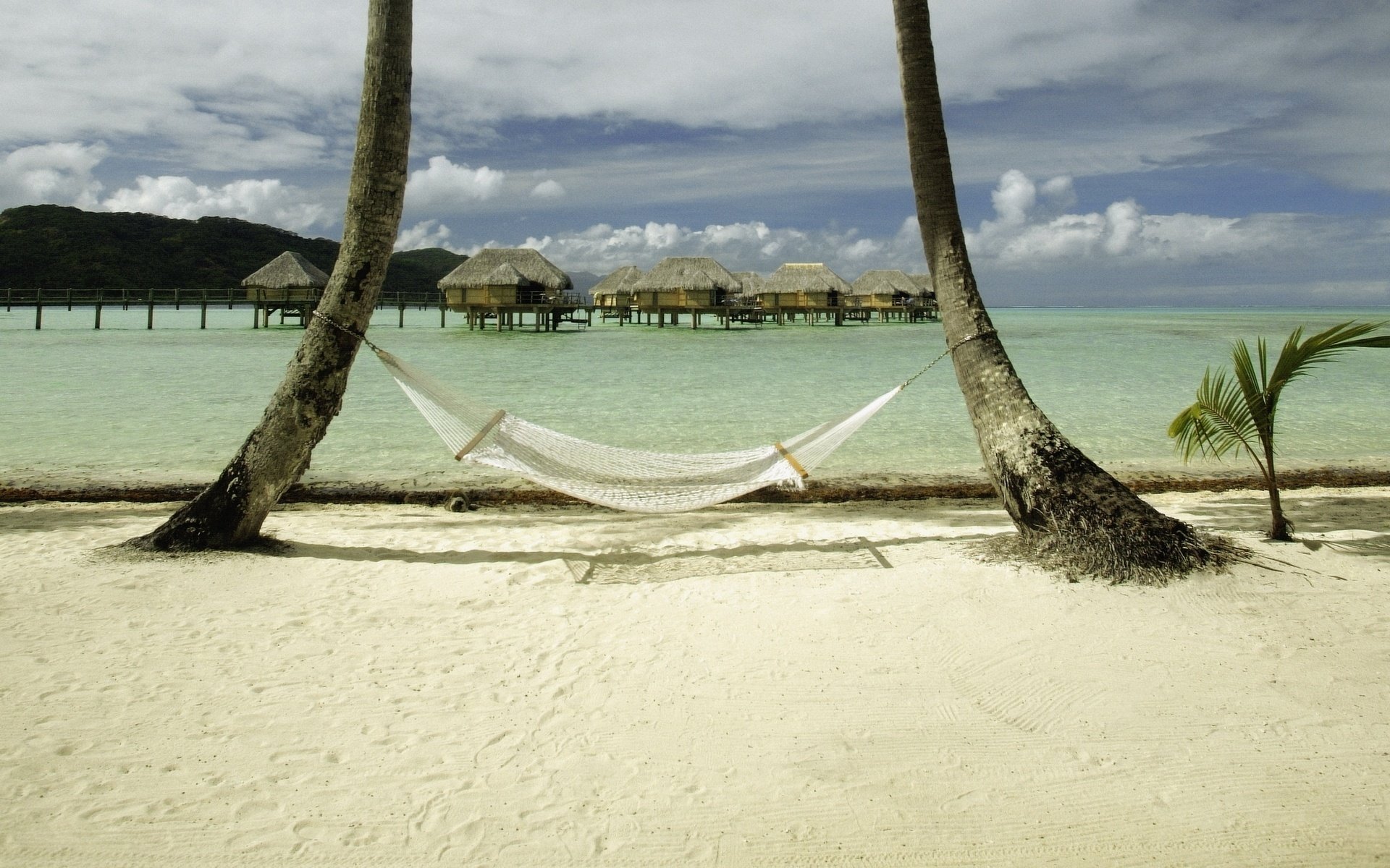 hängematte palme meer häuser strand wasser himmel sand ufer ozean inseln paradies resort urlaub urlaub spuren wolken sommer hitze hitze landschaft natur
