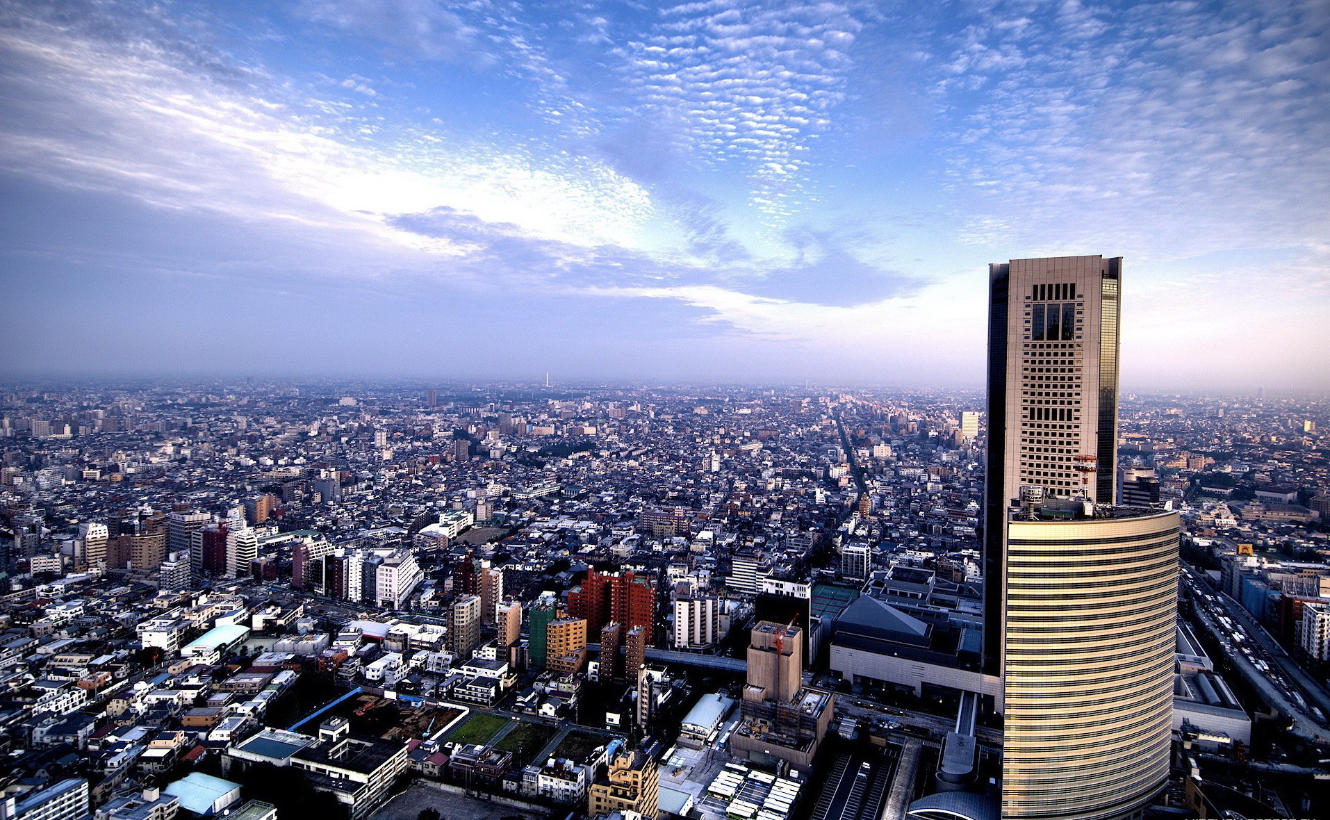 immeuble de grande hauteur des millions de population panorama ville gratte-ciel maisons bâtiments hauteur ciel nuages vue