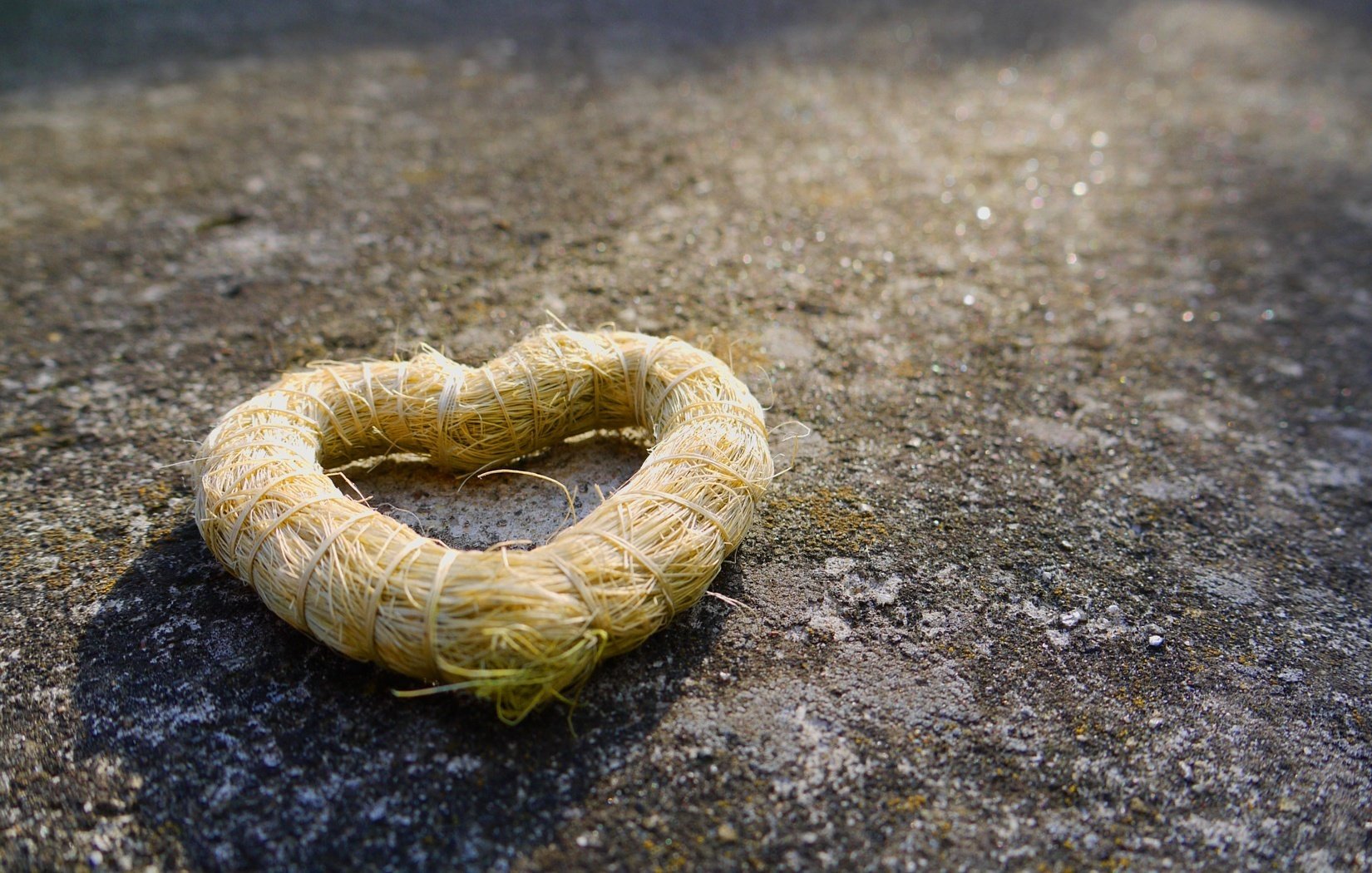 coeur en osier de paille sur asphalte asphalte lumière terre coeur