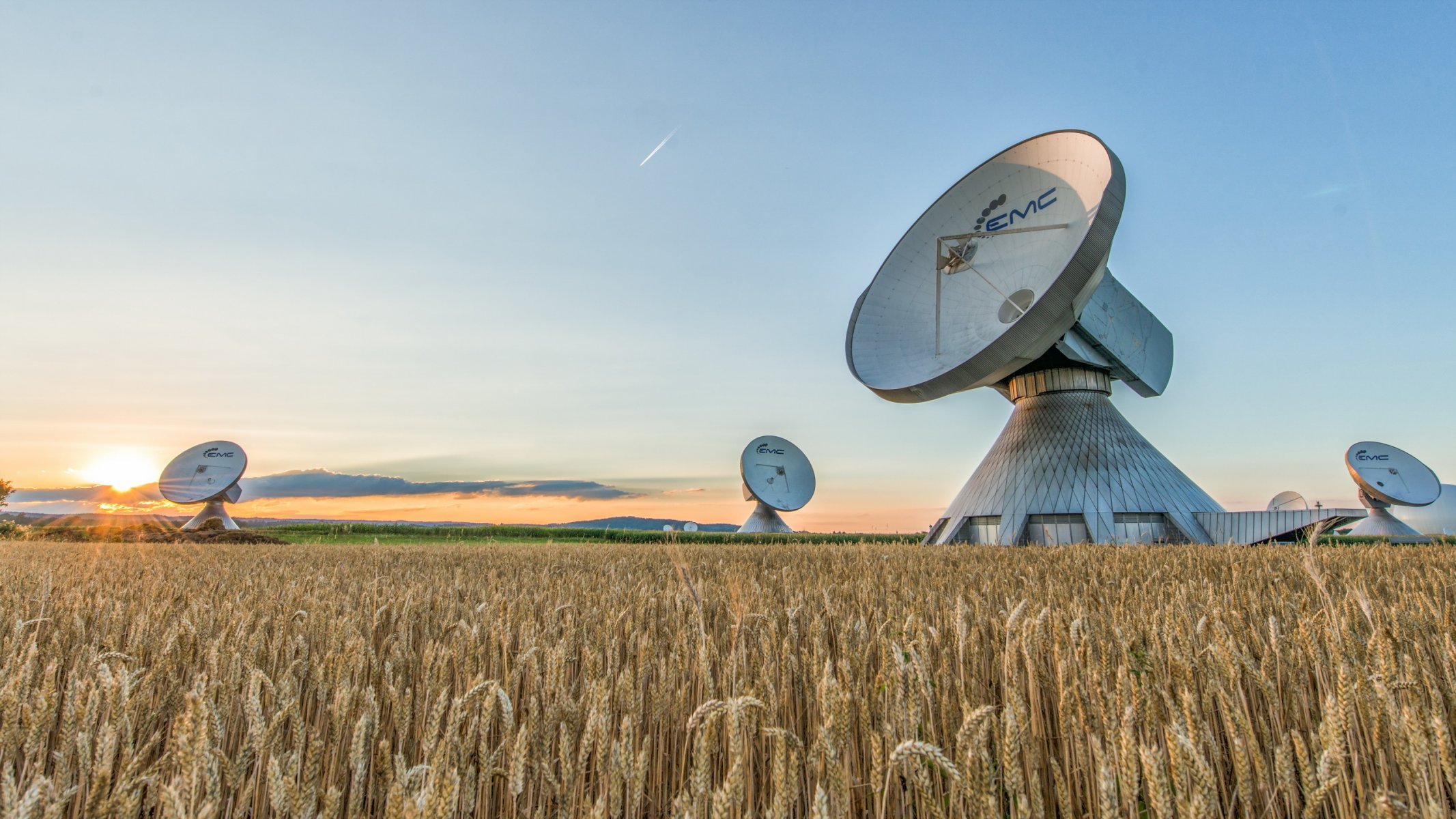 parabolic antenna communication technology