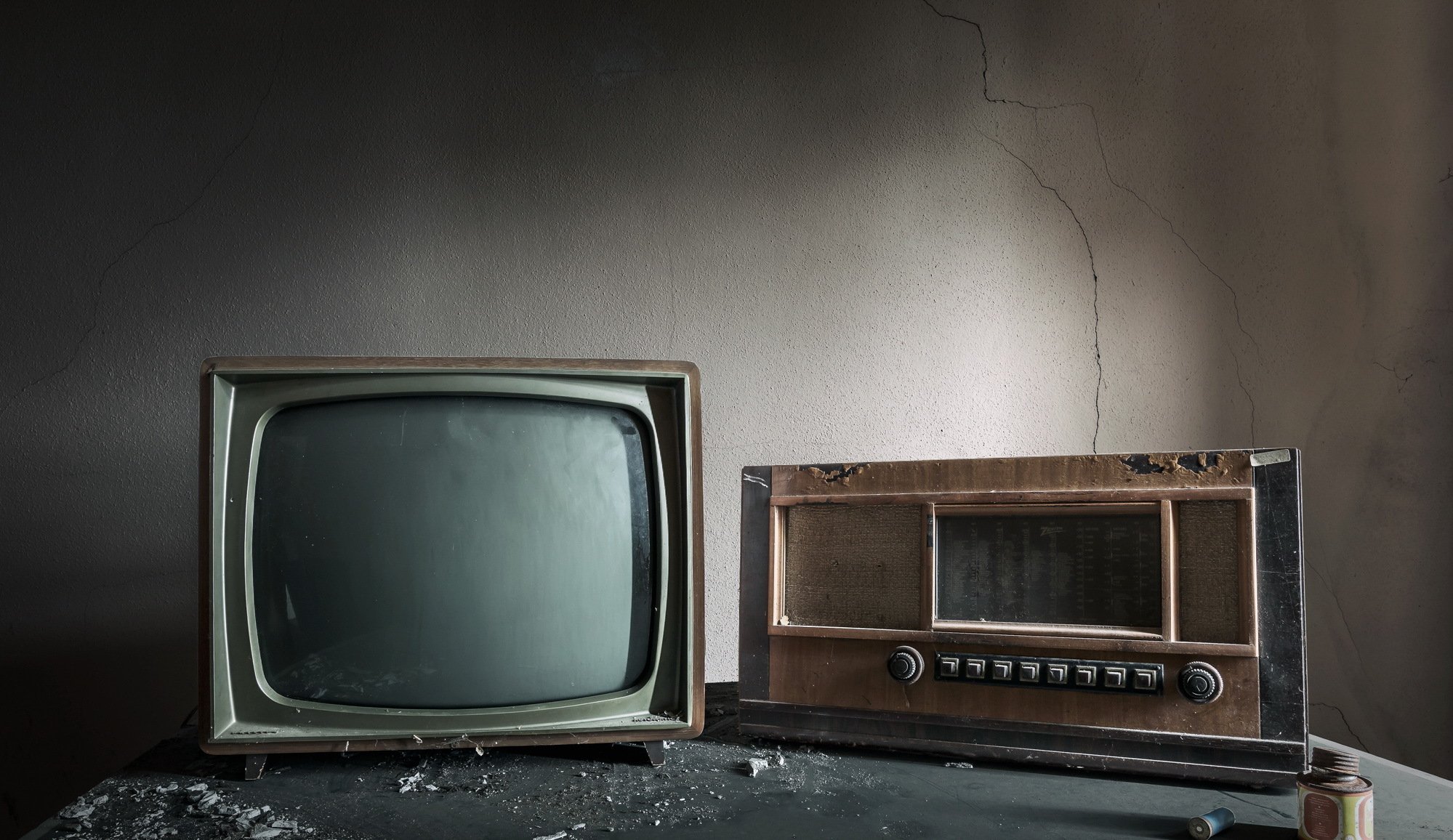 Видимо телевизор. Старый телевизор. Ретро телевизор. Приемник для телевизора. Телевизор и радио.