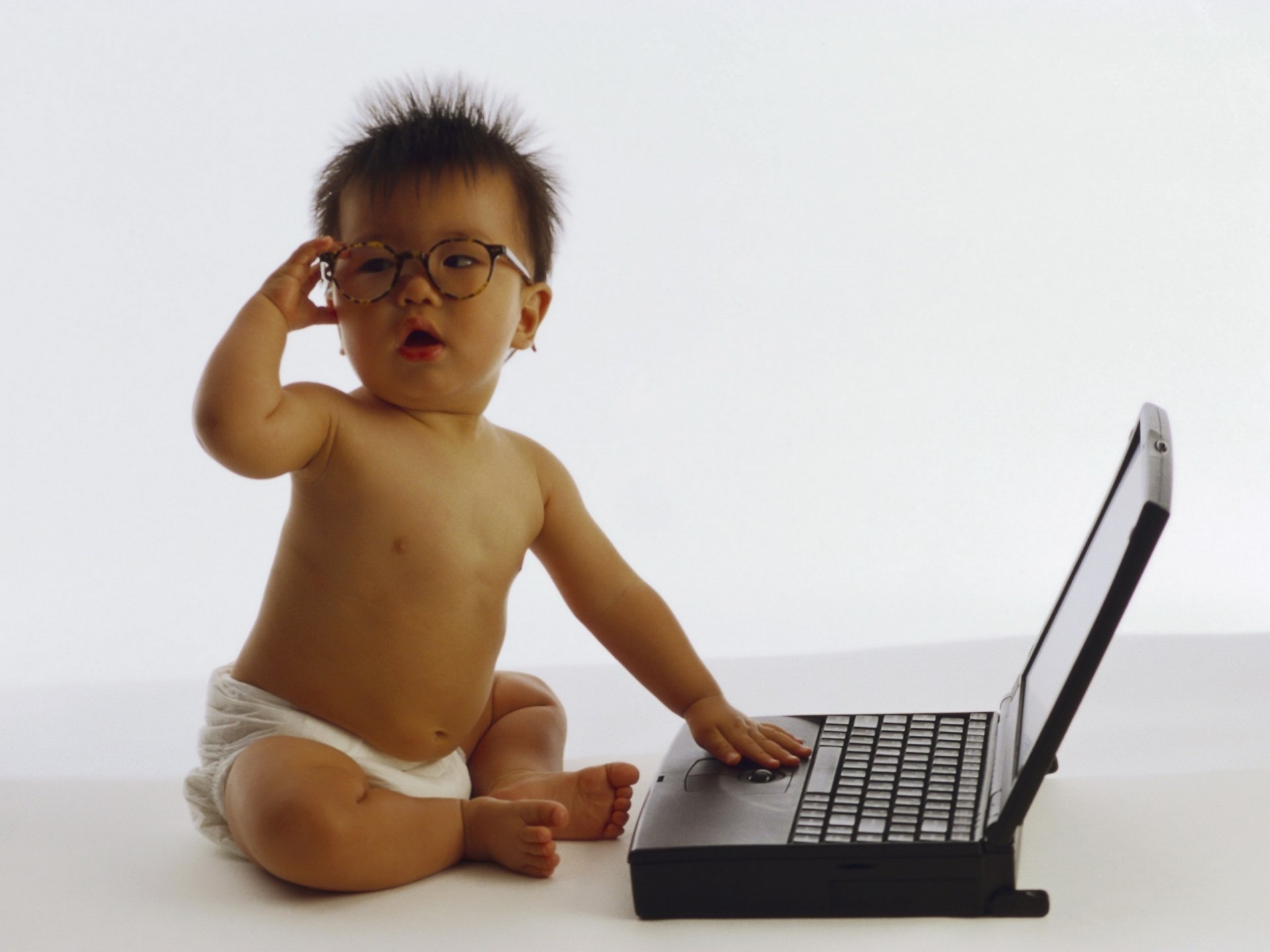 junger programmierer kind mit brille computer blick computer laptop witz kreativ asiatisch kind kind brille krümel egoza zappeln augen gesicht