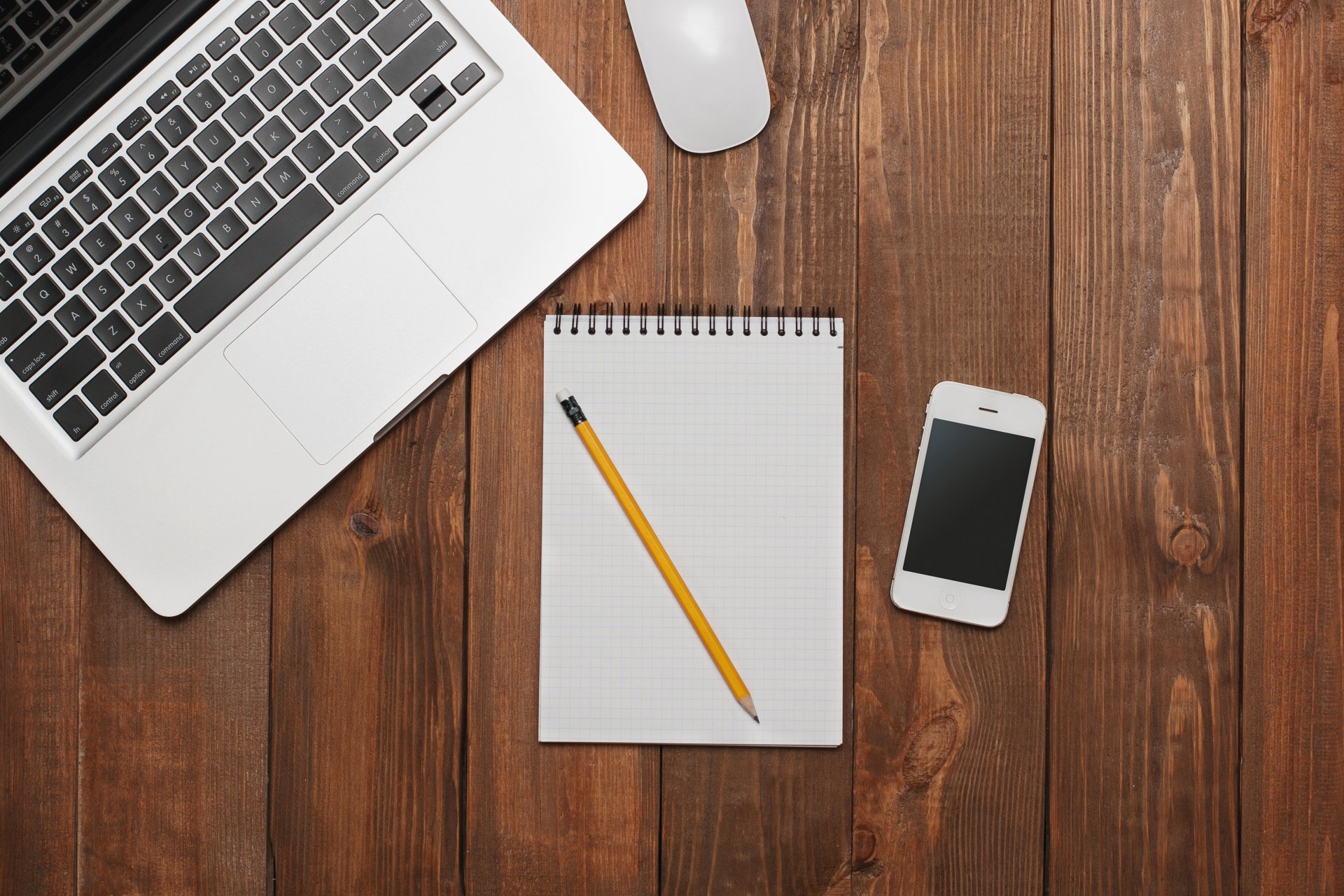 trabajo escritorio hacer apple macbook portátil. teléfono. cuaderno bloc de notas lápiz textura
