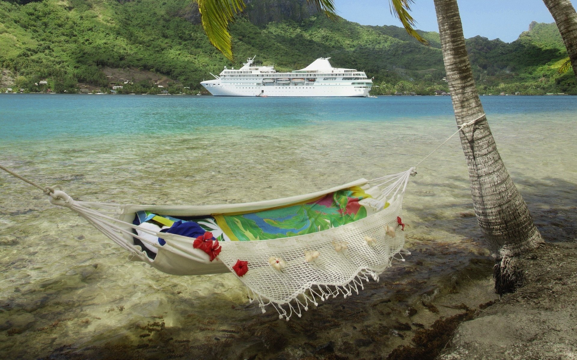 yacht de luxe au pied de la montagne hamac au-dessus de l eau plage paquebot mer montagnes côte loisirs verdure îles fraîcheur vacances station balnéaire tropiques végétation navire côte d azur rêves
