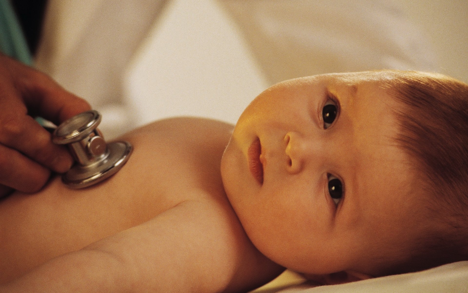 chez le médecin yeux effrayés examen manyunya regard yeux enfant hôpital