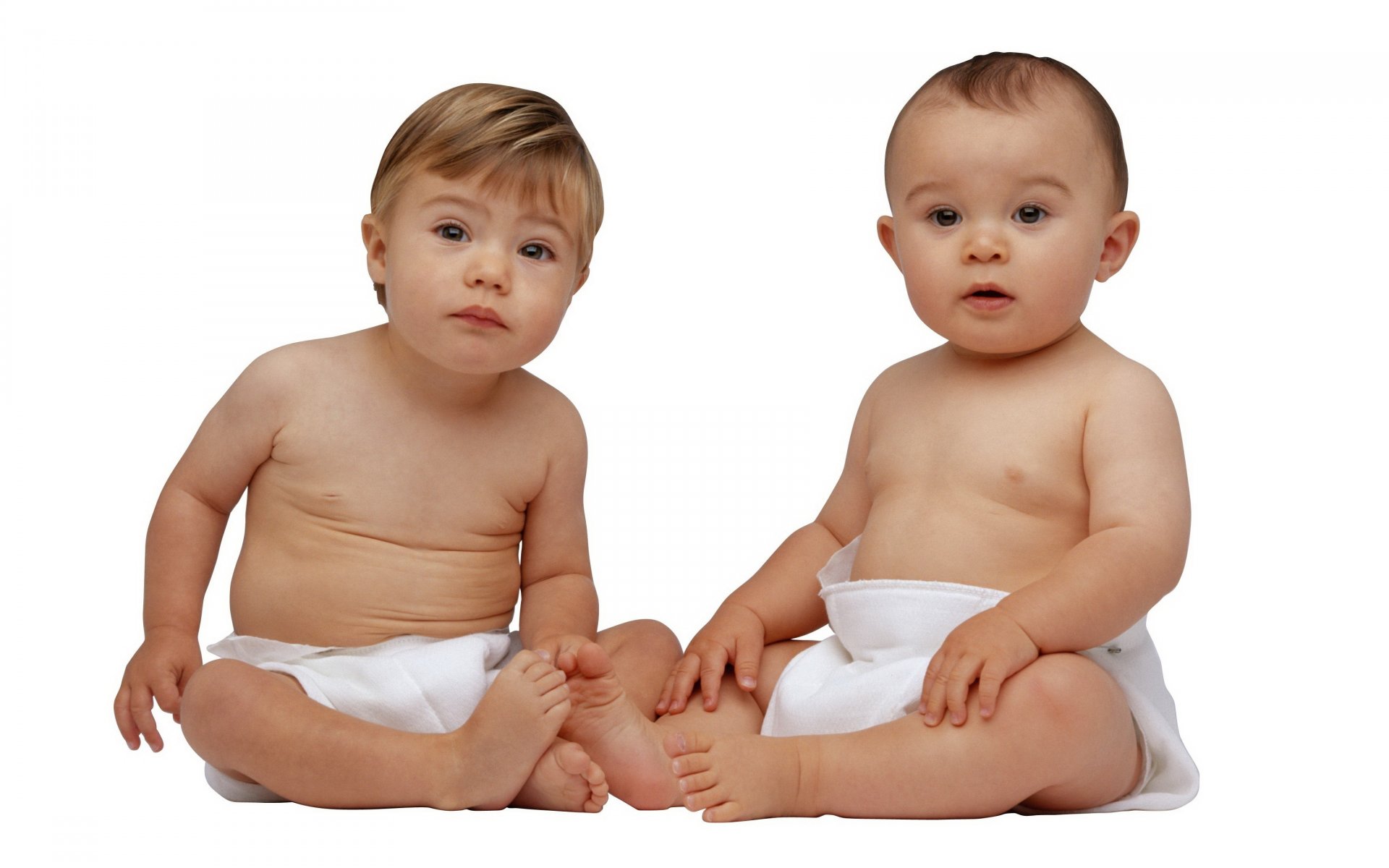 miradas atentas niños pequeños amigos mirada niños pañales ojos cara