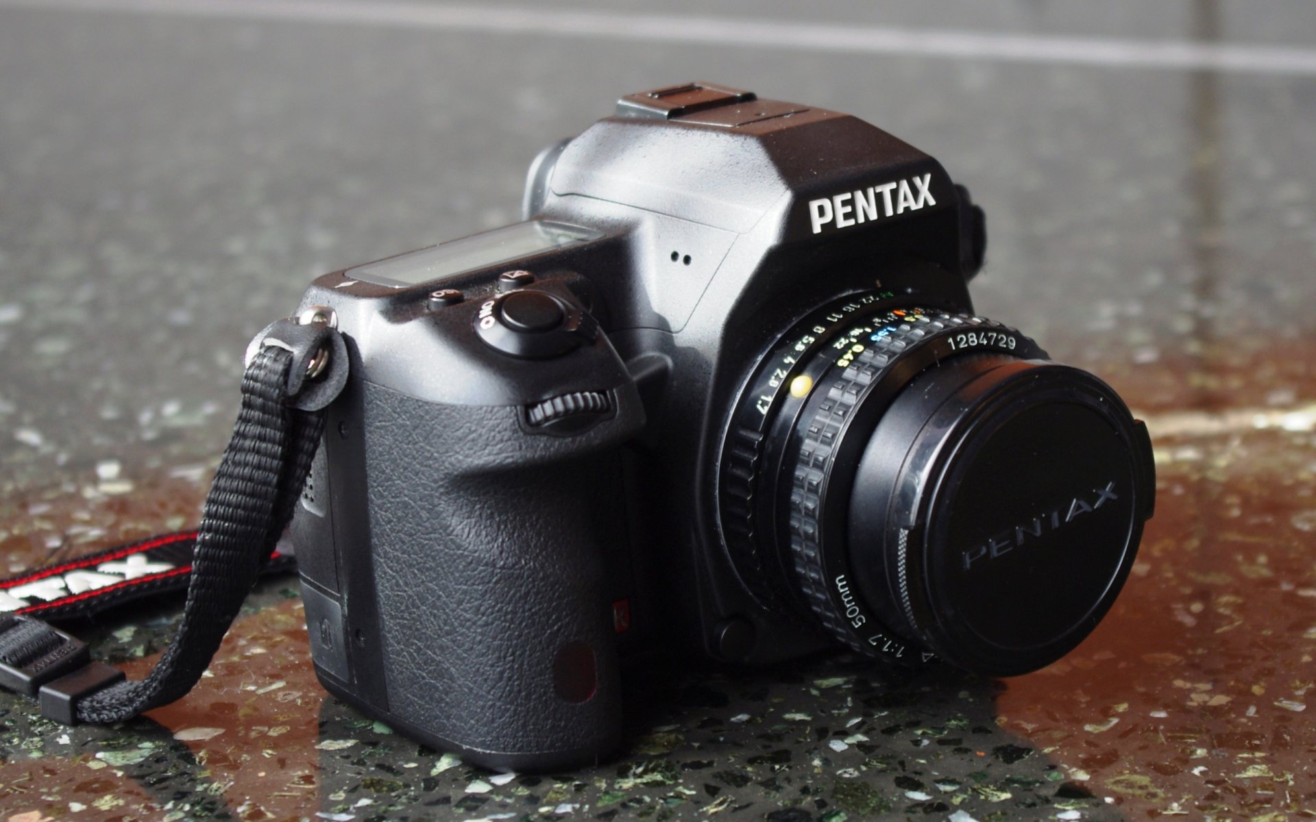 the camera pentax k-5ii + smc pentax-a 50mm f1.7 background close up