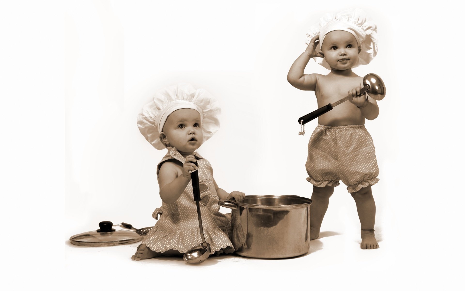 giri aiutanti della mamma bambini cuochi vista padella mestoli scherzi giochi divertimento pantaloncini briciole fidget due
