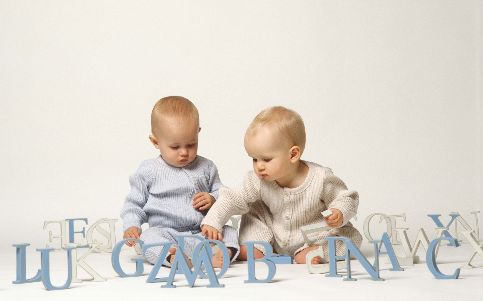 kleinkinder bleistifte dreidimensionale buchstaben spiel paar freundschaft
