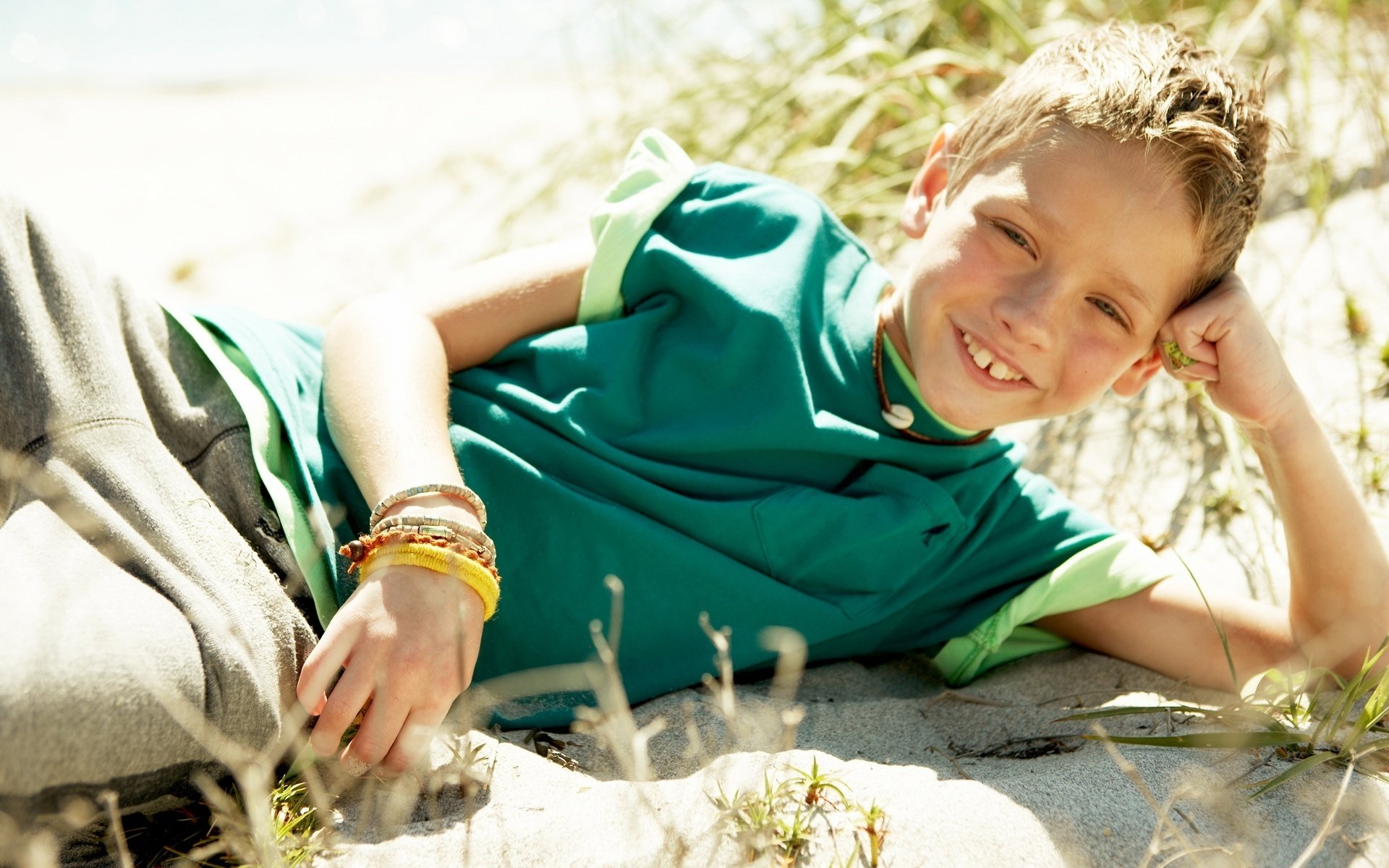 garçon adolescent sur le sable sourire regard yeux visage