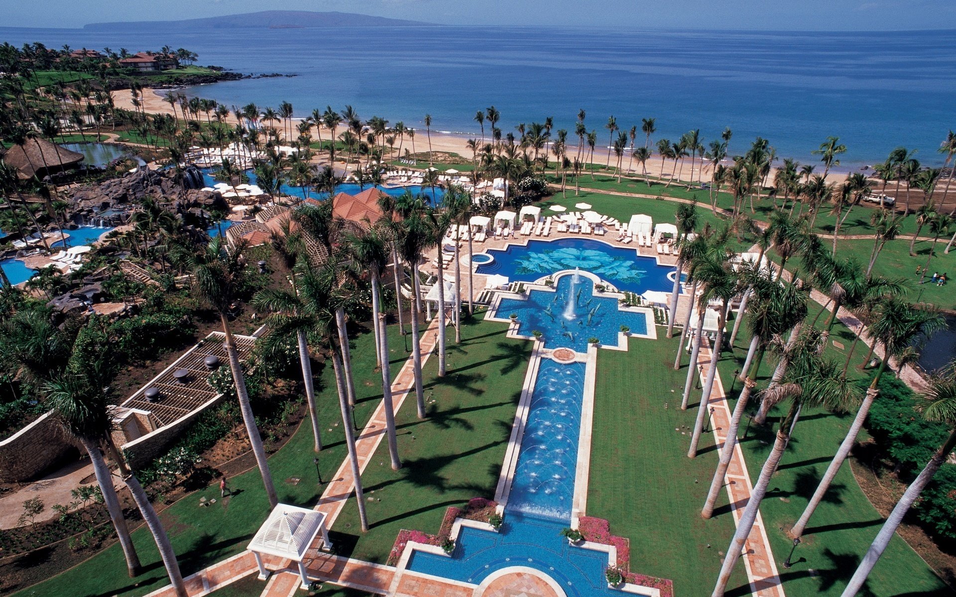paradies meer schwimmbad wasser resort palmen urlaub hotel strand küste ozean draufsicht ansicht schönheit